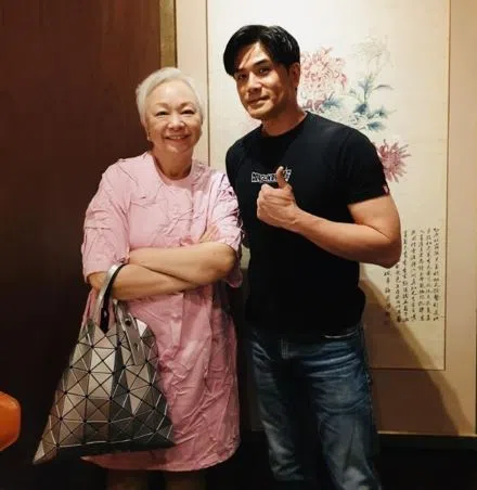 陈秋霞（左）与伍允龙（右）八年前由女婿介绍认识。（取自陈秋霞脸书）