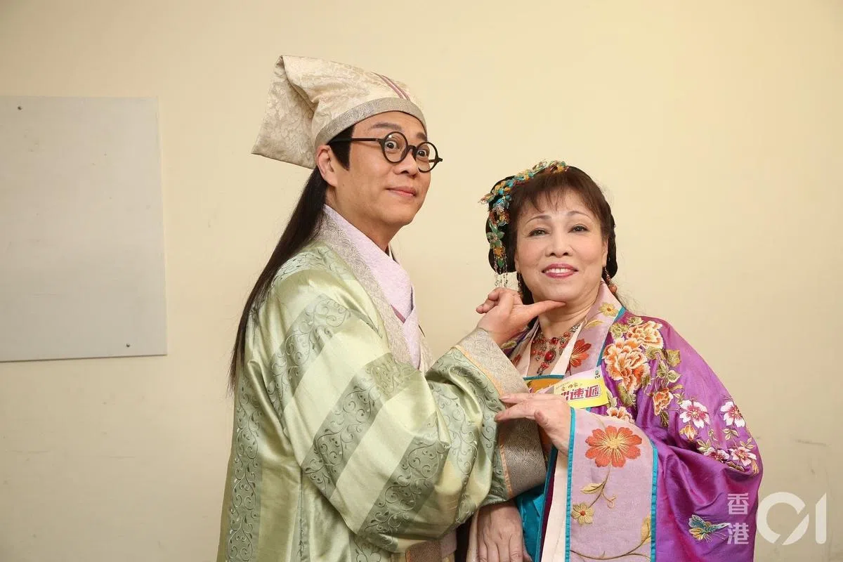 许思敏（右）和“偶像”欧阳震华合体，把收视往上推高。（互联网）