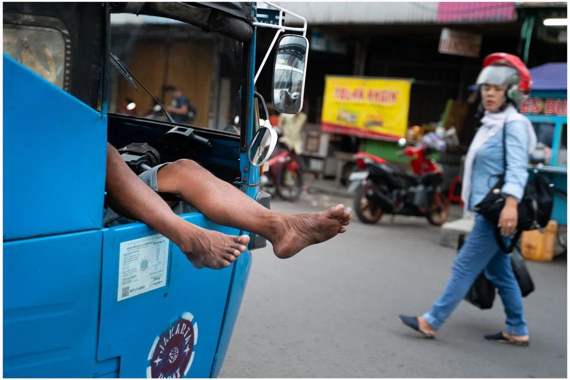 喧闹市中的放松。（姚耀光摄）