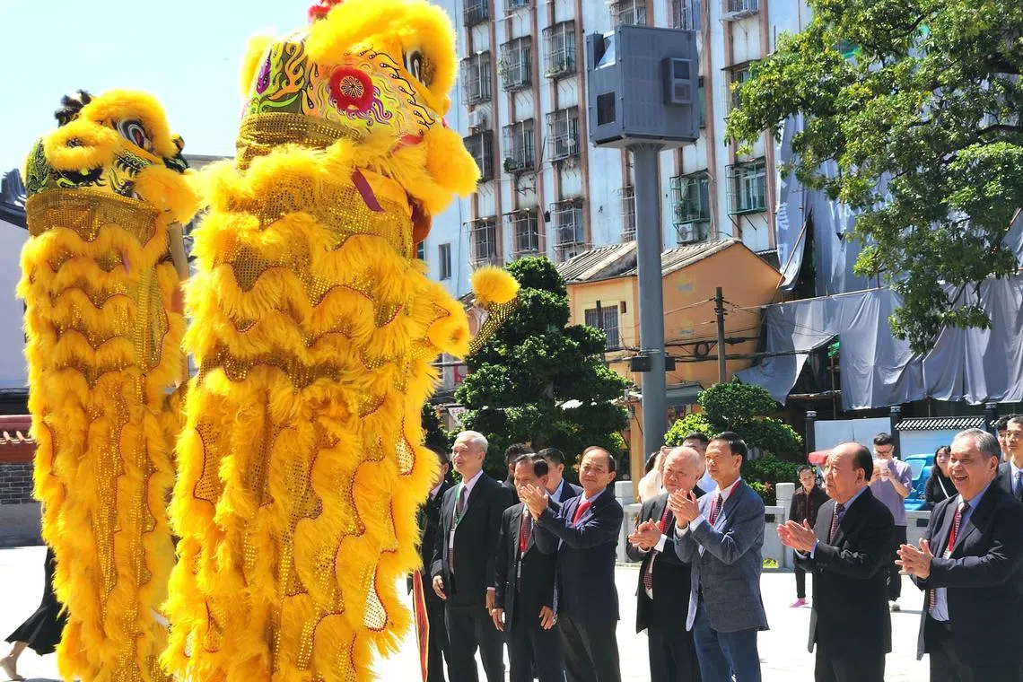 新加坡潮州总会代表团到潮州市镇海楼参观时，获两头瑞狮的热烈欢迎。（陈爱薇摄）