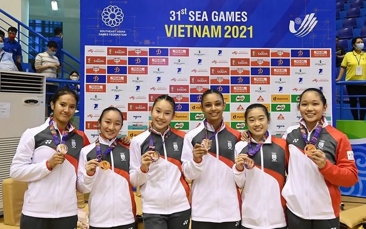 张悦榕（右二）与队友全力以赴，为新加坡赢得“第31届东南亚运动会”体操项目团体铜牌。（受访者提供）