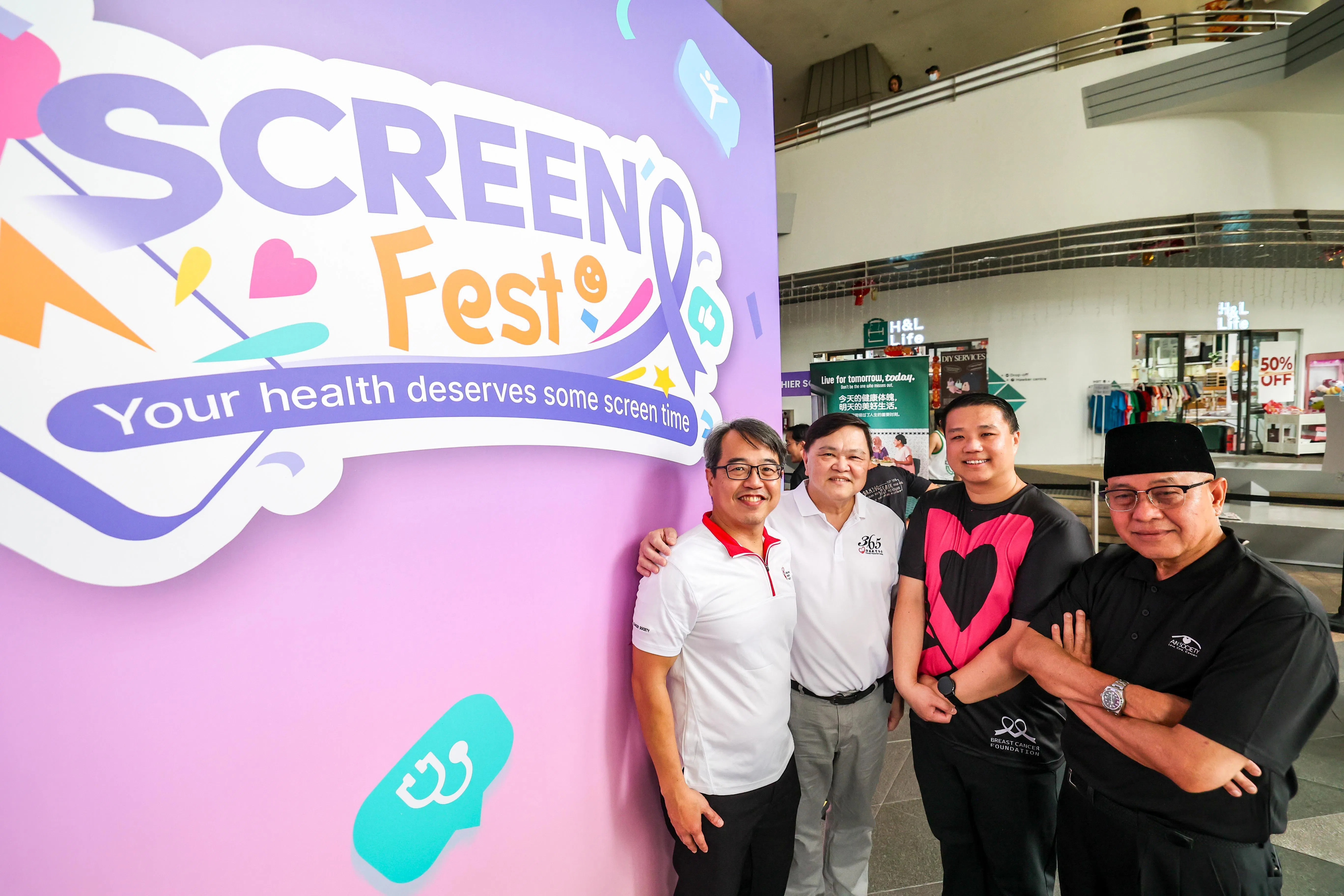 癌症关怀联盟未来计划举办更多社区外展活动，提供公众癌症意识。左起为新加坡防癌协会首席执行官陈光杰、365防癌教育协会首席执行官蔡德森、乳癌基金会总经理司徒彰及爱恩协会首席执行官尤索夫。（陈斌勤摄）