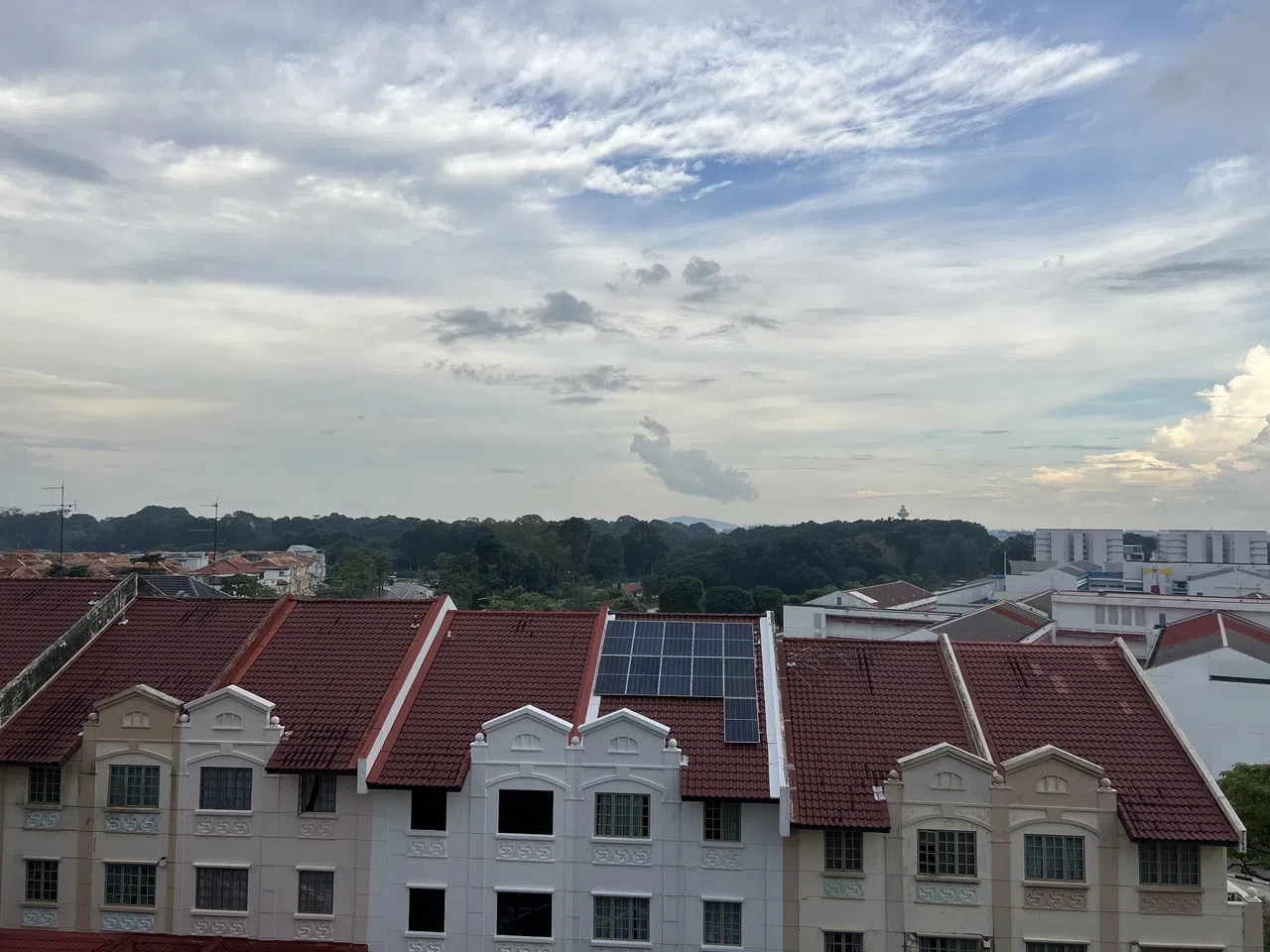 谷歌手机利用AI将平凡的城市景观变成山区美景（原照）。（黄少伟摄）