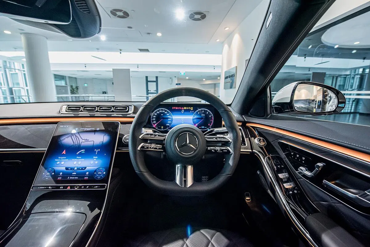 车室焦点是斜面中央屏幕，不仅轮廓设计新颖，超大屏幕也是近期车款中属于重量级的。