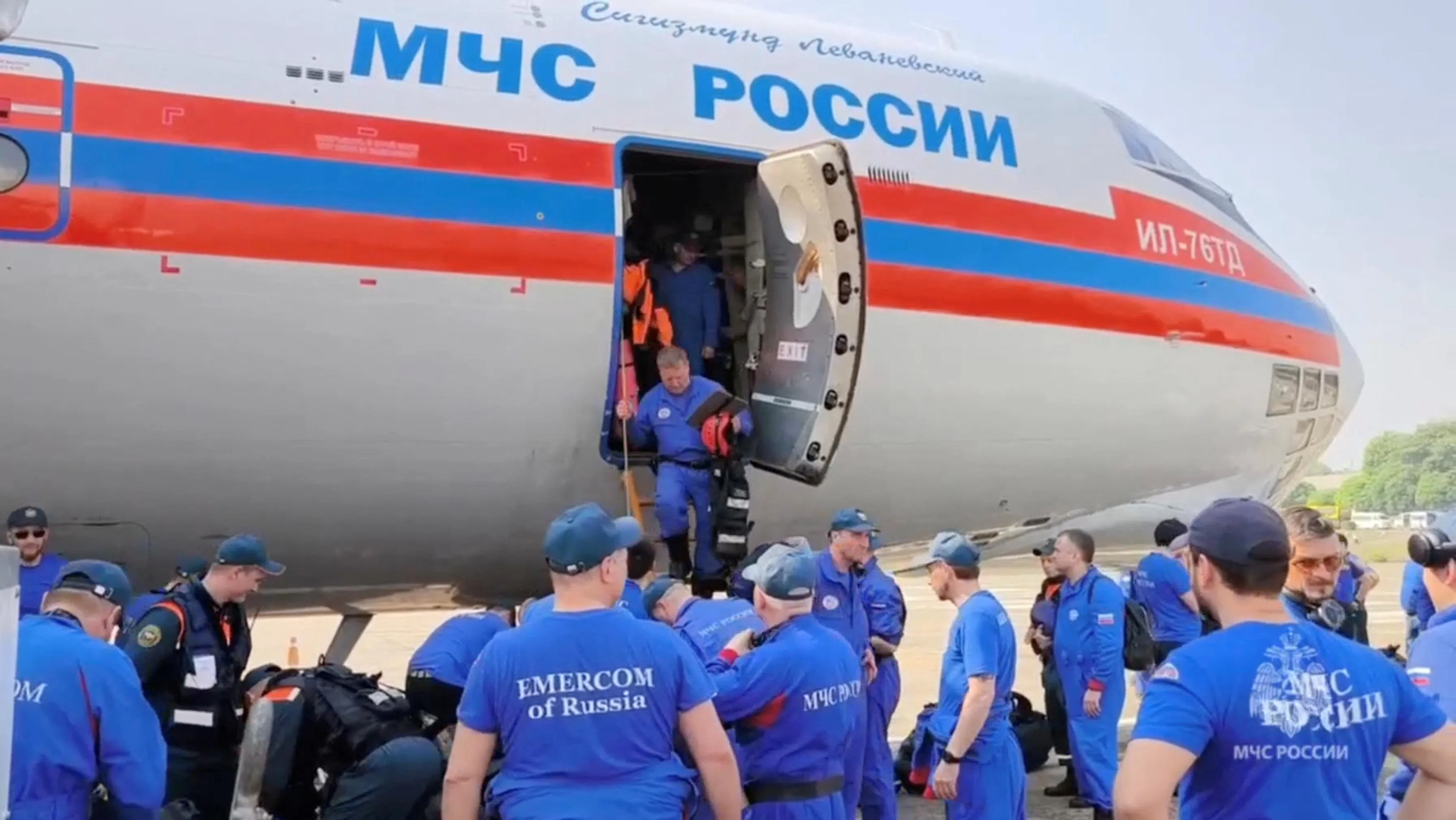 俄罗斯一架载有救援人员的飞机，星期天（3月30日）降落在缅甸内比都机场，救援人员随后到灾区展开搜救行动。（路透社）