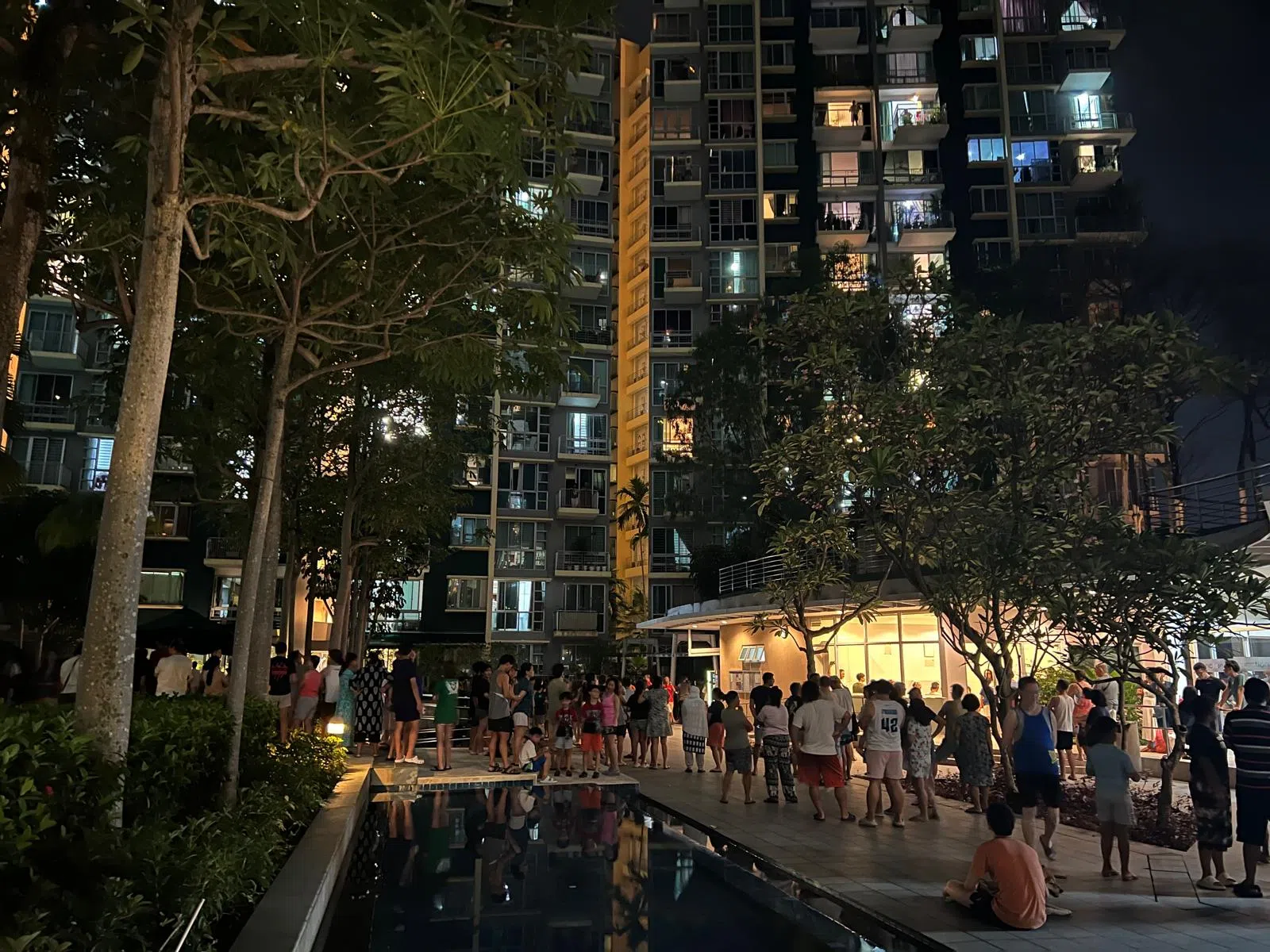 新加坡民防部队到场后疏散了约100名附近的居民。（读者提供）