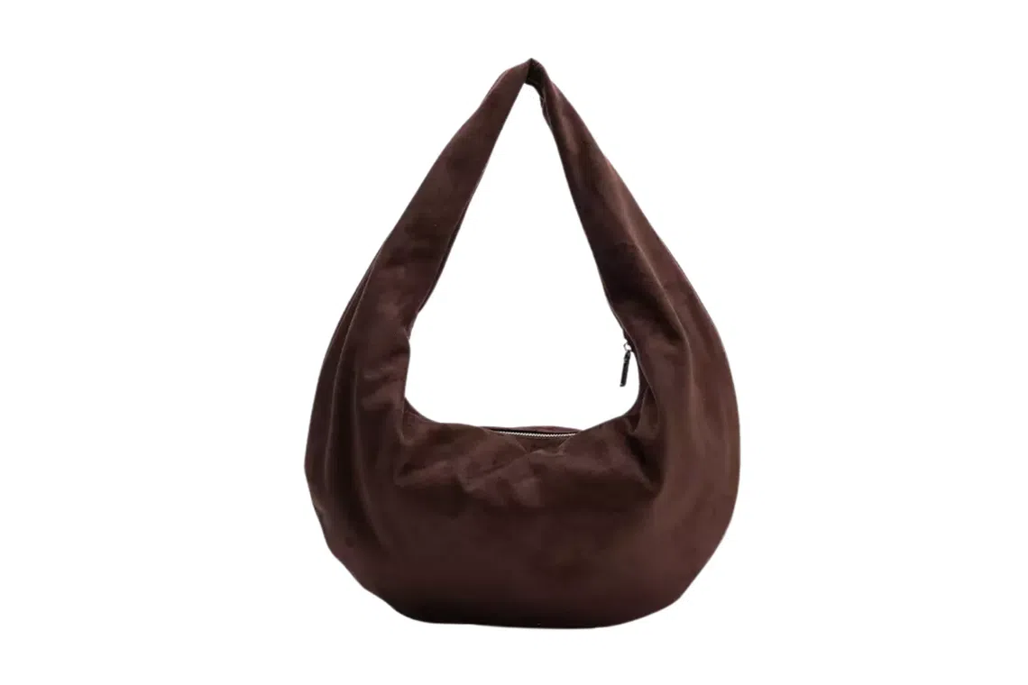 nose Soft Draped Hobo Bag（Zalora提供）