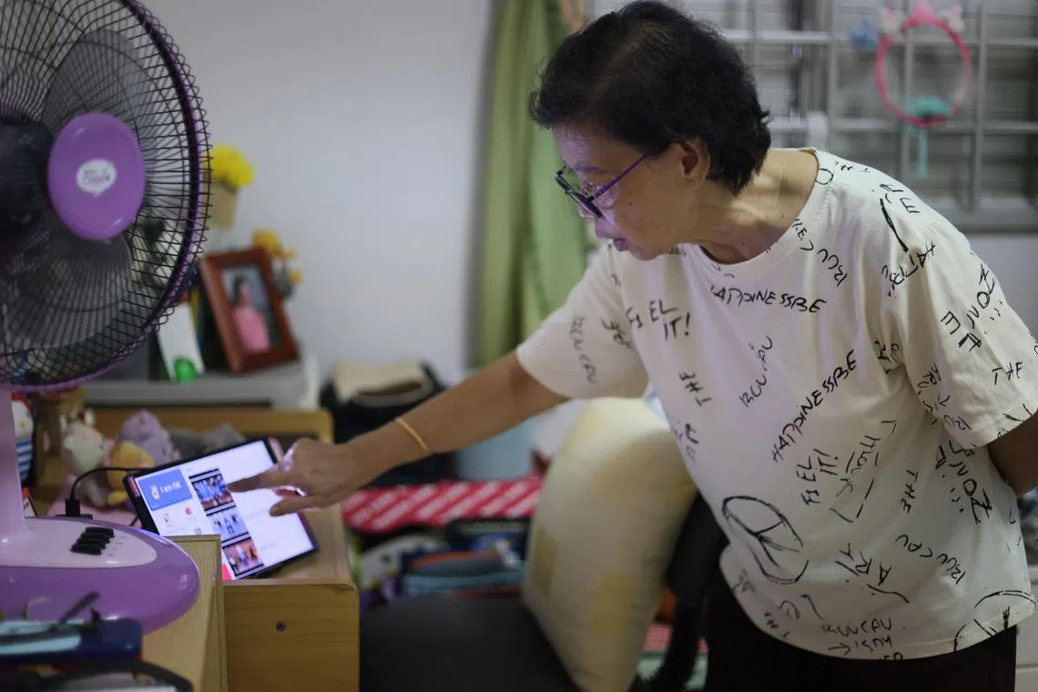 每天早上9时和下午5时，i-OK@LB平板电脑会发出声响，杨玉算得触碰按键“I am OK”，以确认自己平安无事。（龙国雄摄）