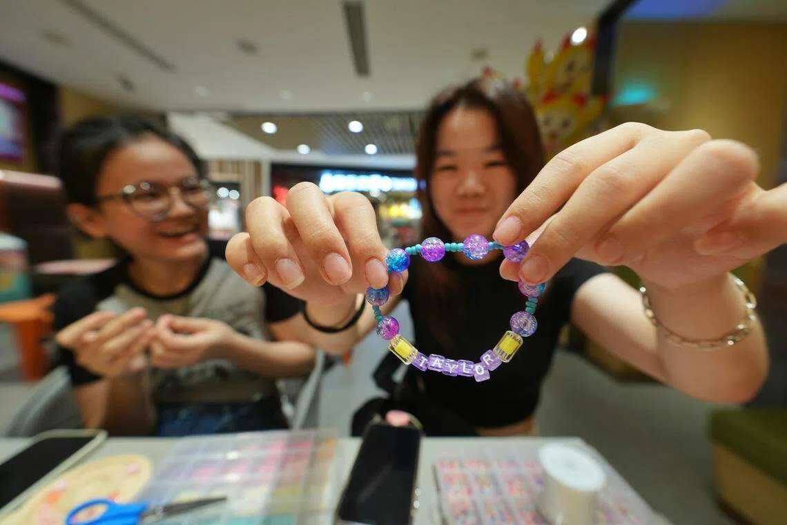 海底捞为顾客提供免费的手链工作坊，让顾客可以制作手链来支持泰勒丝。（谢智扬摄）