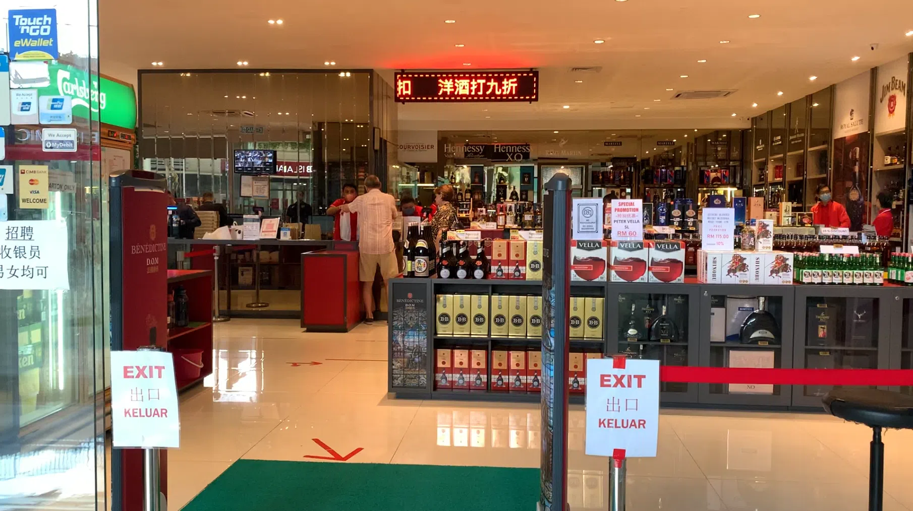 商业街的免税店生意最好。（卢凌之摄）