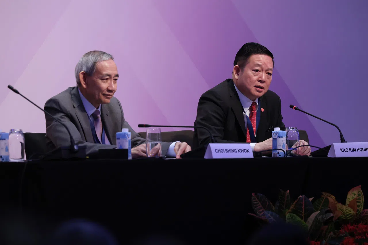 亚细安秘书长高金洪（右）在亚细安圆桌会议上发表主旨演讲，畅谈亚细安如何维持和加强影响力。尤索夫伊萨东南亚研究院院长兼总裁蔡承国主持提问环节。（唐家鸿摄）