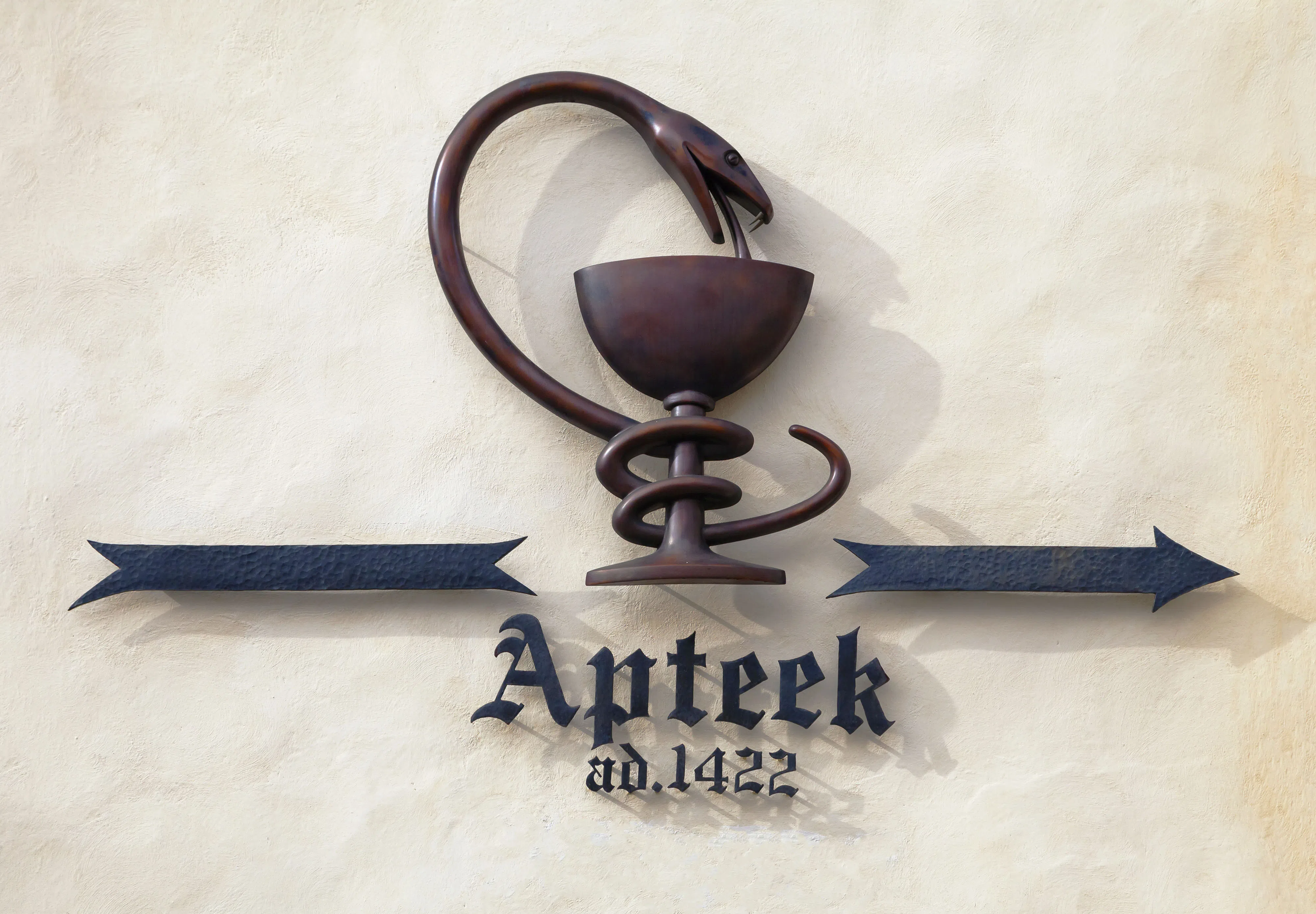 全欧洲最古老的药房之一，招牌以蛇缠住药缽为设计，像是巫师的药店。（蓝天游摄）