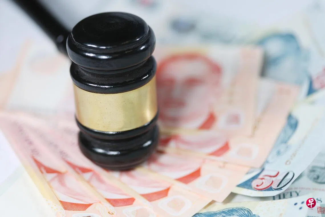 早前否认有罪，但在案件审理期间获准出国却潜逃，一年多后落网。他对其中24项控状认罪，余项由法官下判时一并考量。 （档案照片）