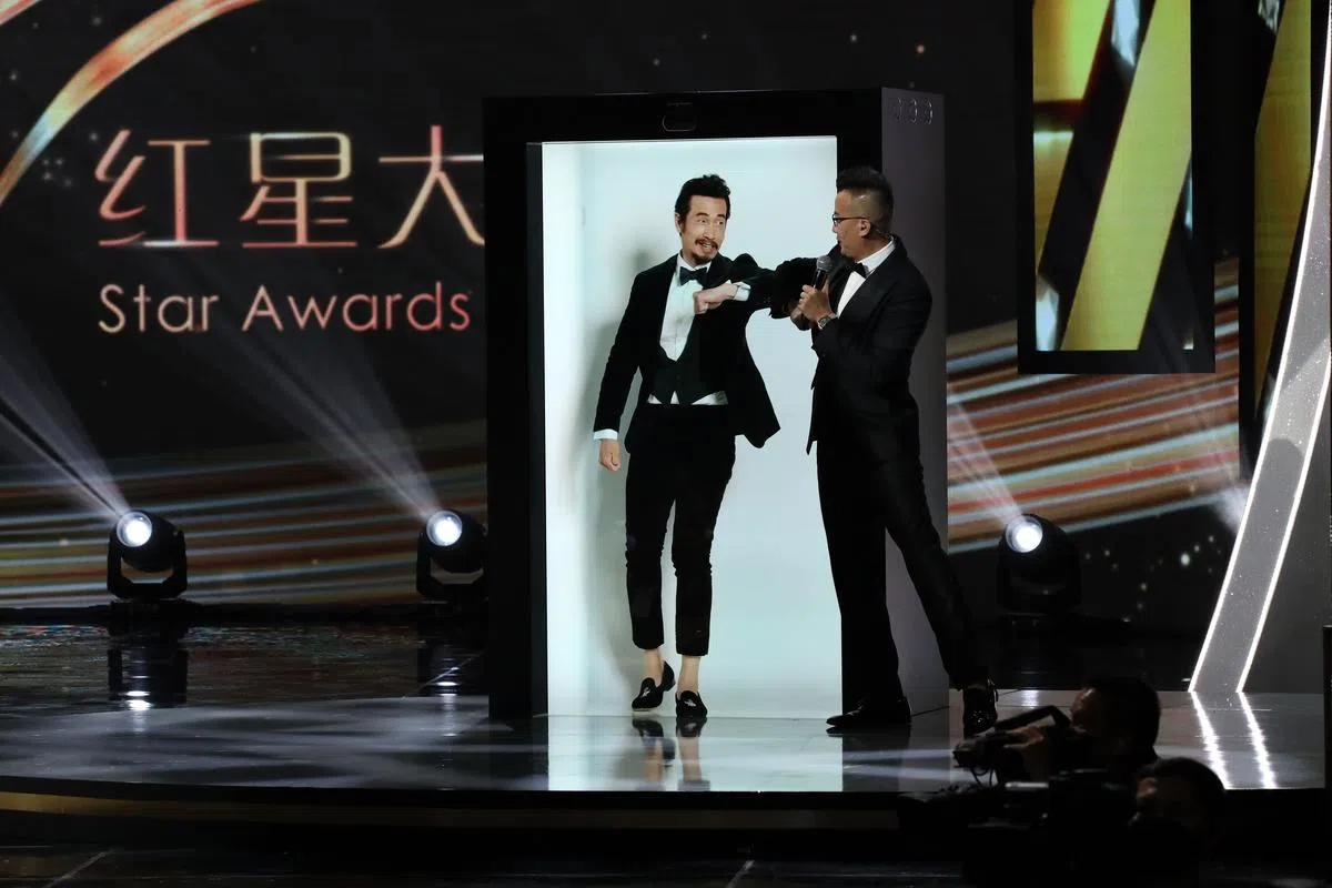 颁奖嘉宾陈豪通过全息图（Hologram）和陈汉玮互动。（新传媒提供）