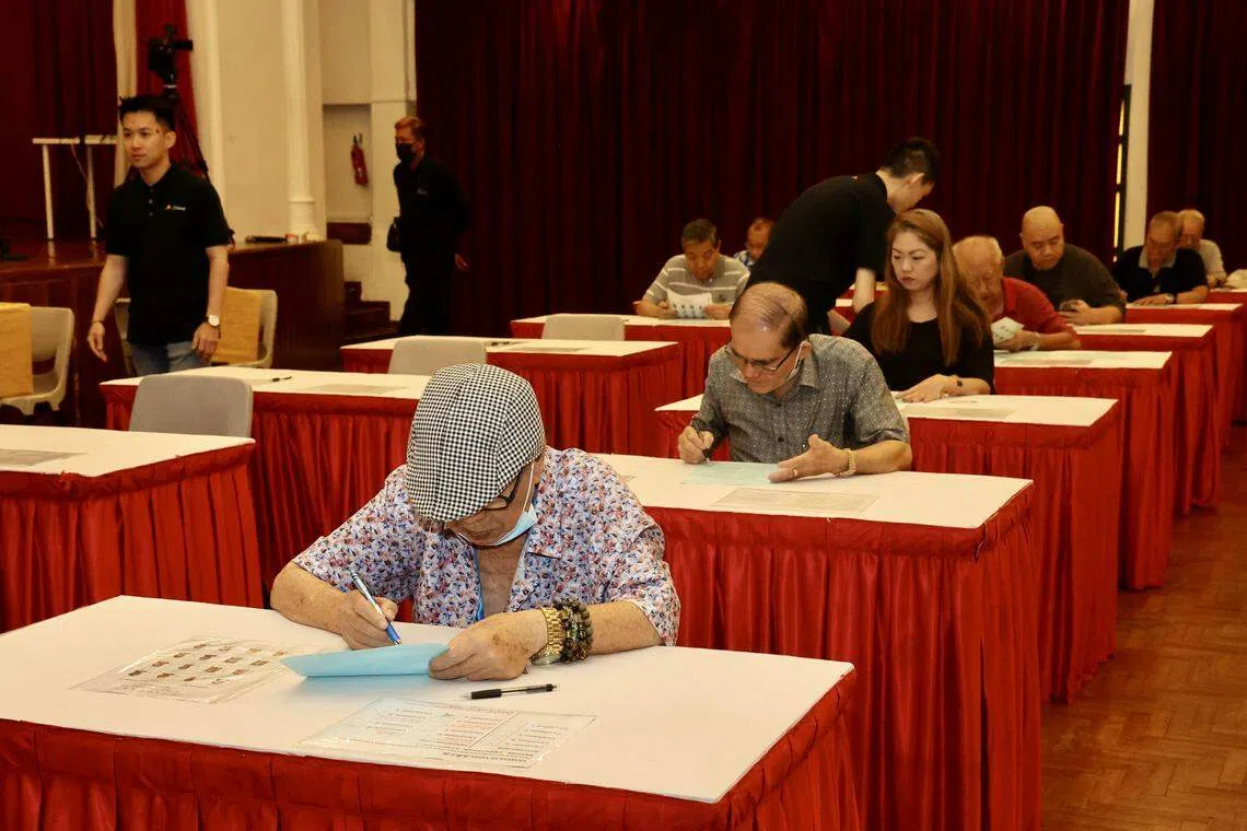 琼州天后宫的合格会员有3200多名，一早就有约50人到来等候投票。（邬福梁摄）