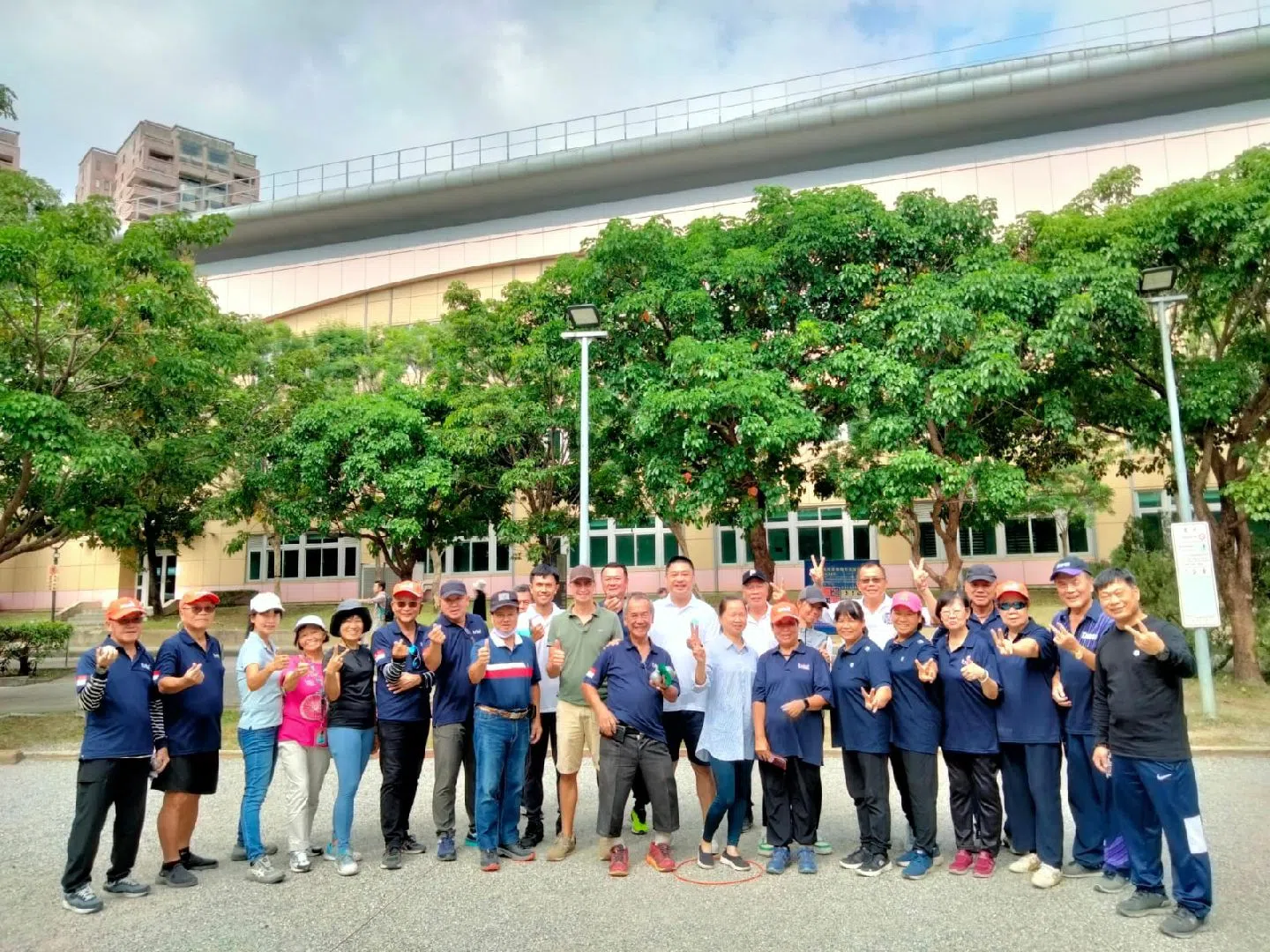 裕廊滚球队12人自费到台湾参加第七届“月光杯”法式滚球邀请赛，并且到台湾不同地方与当地滚球队交流学习。（受访者提供）