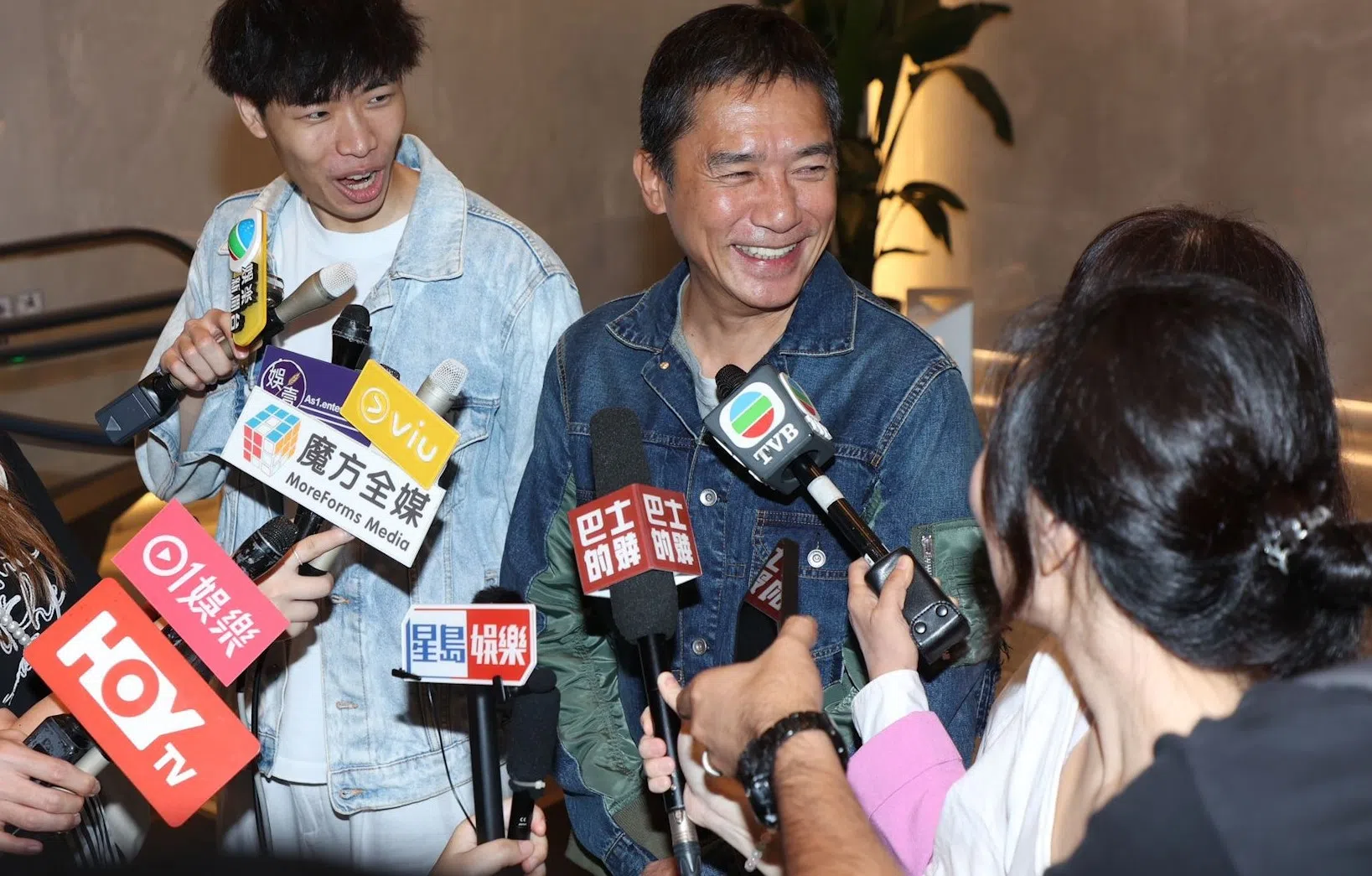 搭了长途飞机的伟仔未见疲态，在机场接受港媒访问。（互联网）