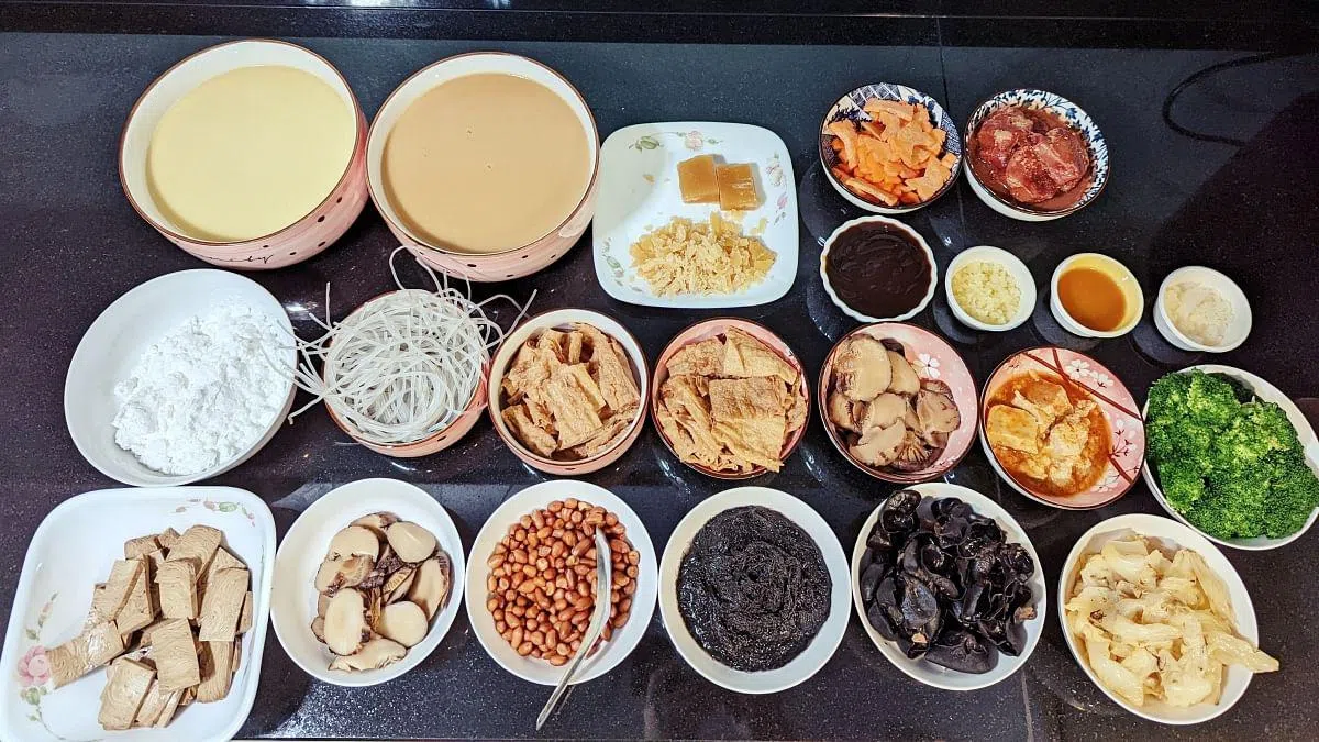 客家风味粉丝煲看似用料很多，但其实可依据个人喜好加减用料。（摄影／刘永健）