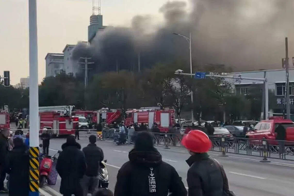 中国江西新余市渝水区一临街店铺星期三（1月24日）下午发生火灾事故。图为事故现场浓烟滚滚，好几辆消防车到现场展开灭火工作。（互联网）