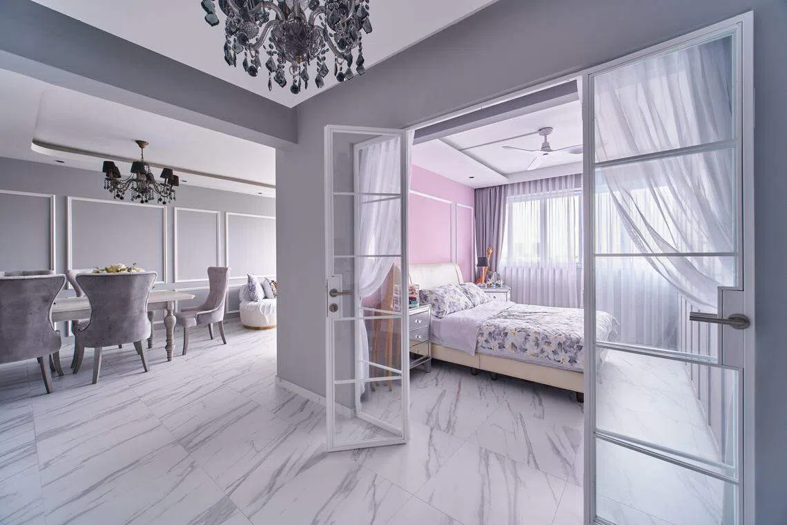 主卧室利用透明玻璃折门引入更多光线。（Free Space Intent）