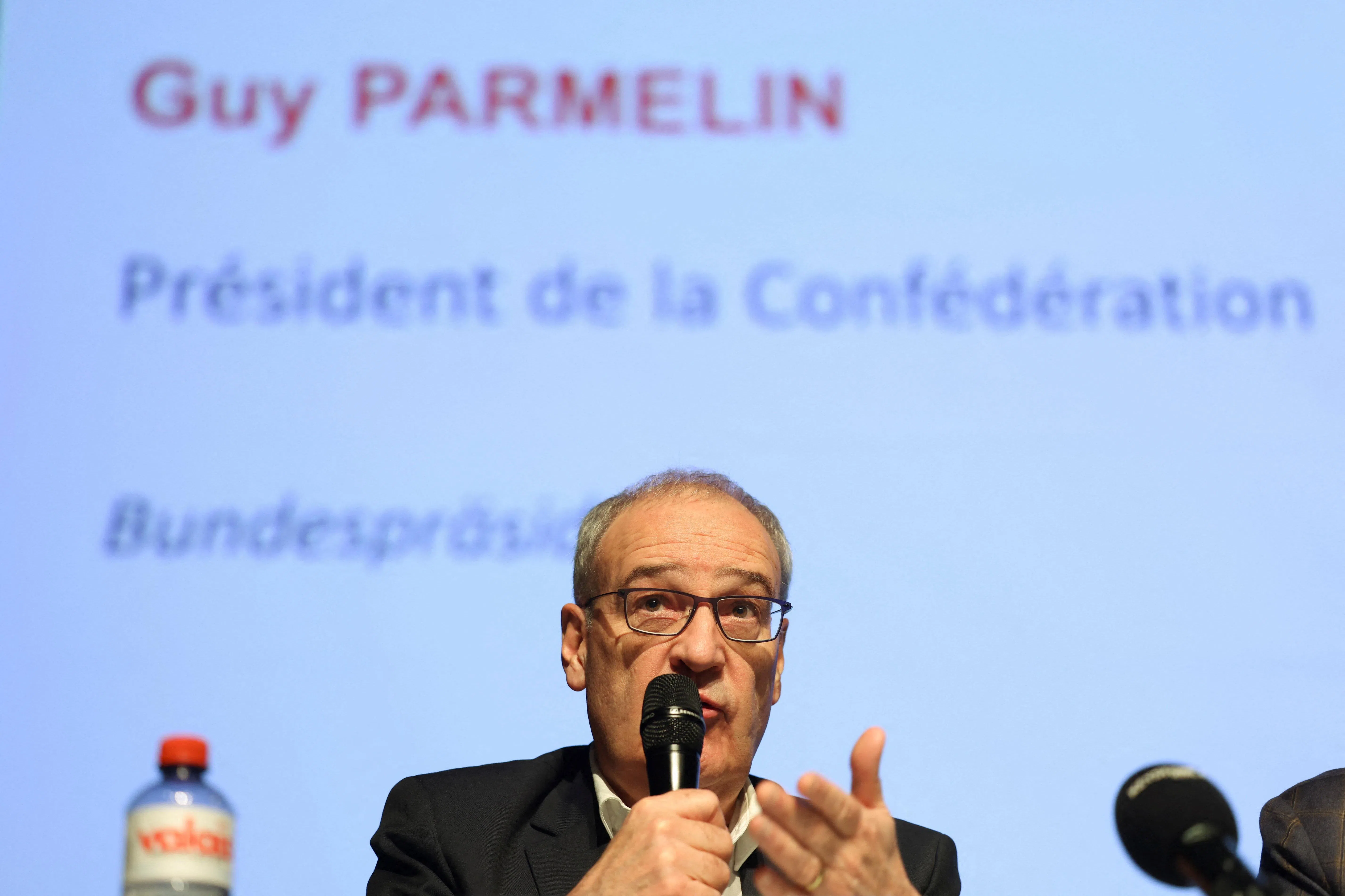 瑞士联邦主席帕姆兰出席1月1日在瓦莱州首府锡永举行的新闻发布会。（路透社）