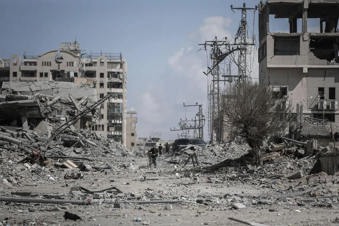 10月10日，返回加沙城的居民见到的是曾经生活的房子的瓦砾。（彭博社）