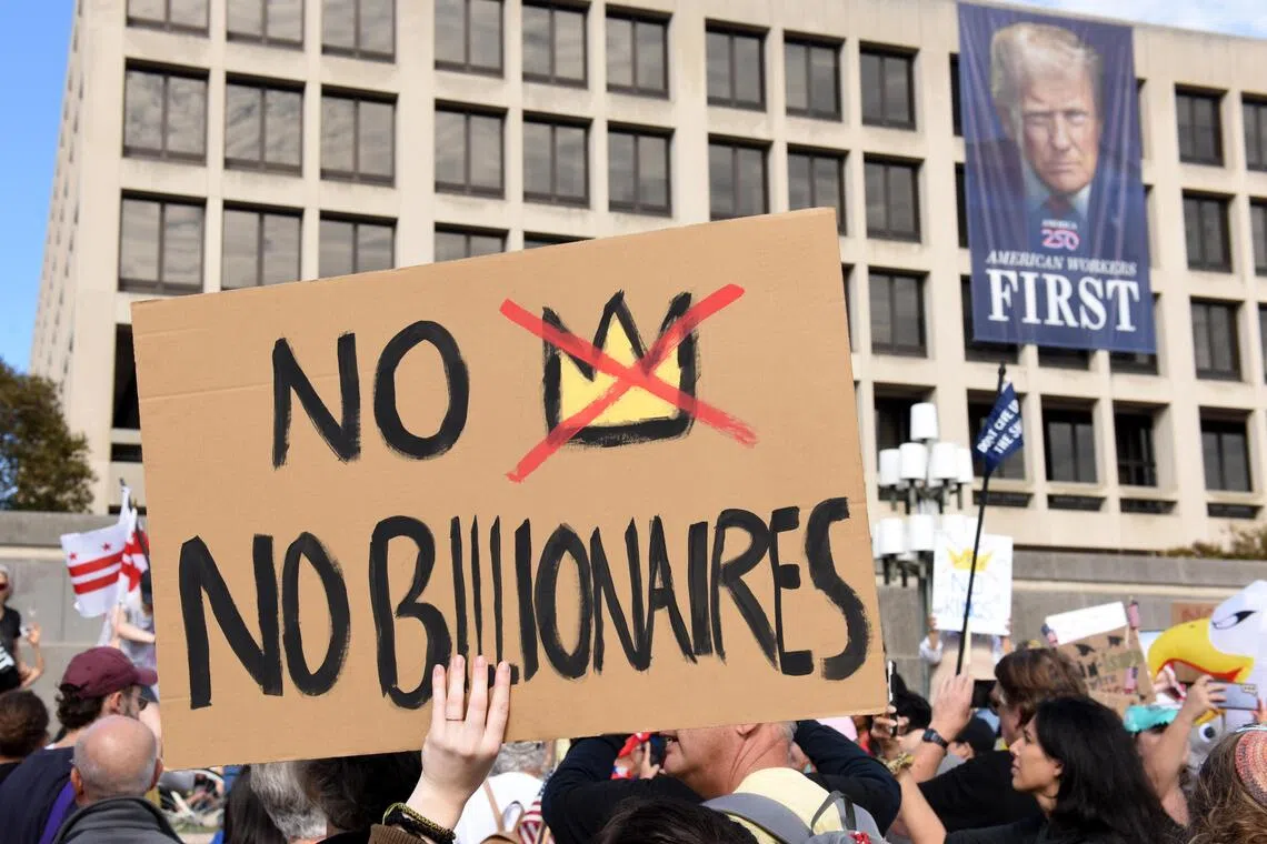 华盛顿的抗议游行现场，标语牌上写着或画着：“不要皇冠（国王）、不要亿万富豪！”（中新社）