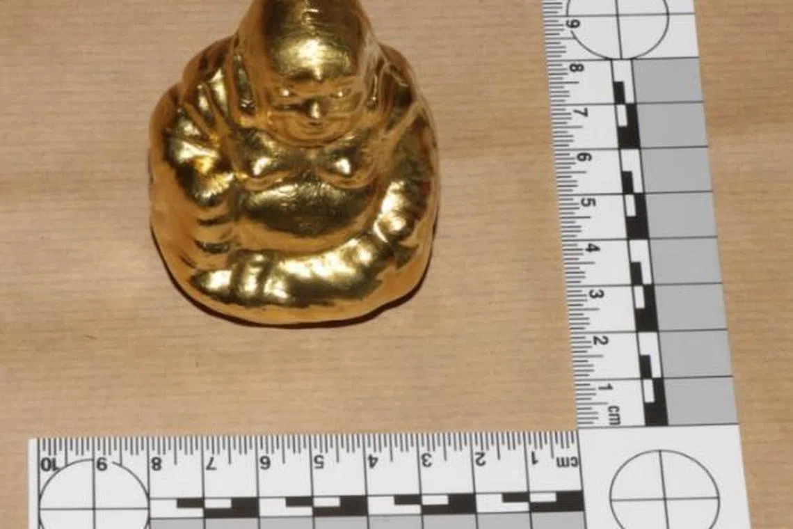 警方从被告处起获的迷你金色佛像，经检验后发现主要成分是铜和少量的锌。（档案照片）