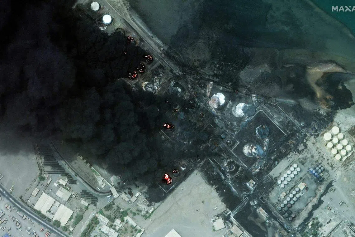 遇袭的荷台达港目标包括港区的发电厂、储油罐等民用设施。截至星期一（7月22日）。港口上空已连续三天被浓烟笼罩。（路透社）