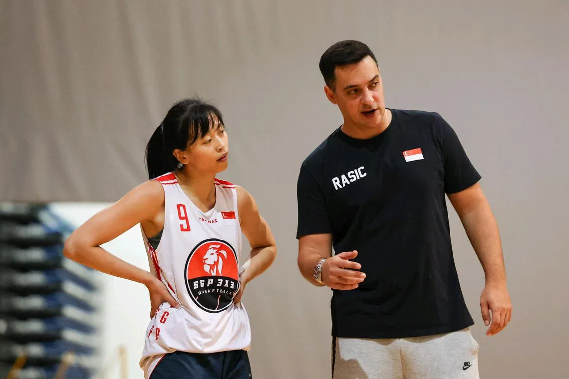 拉西奇（右）在训练中为女队队长邓翠婷（左）讲解战术，后者今年继续代表新加坡出战。（海峡时报）