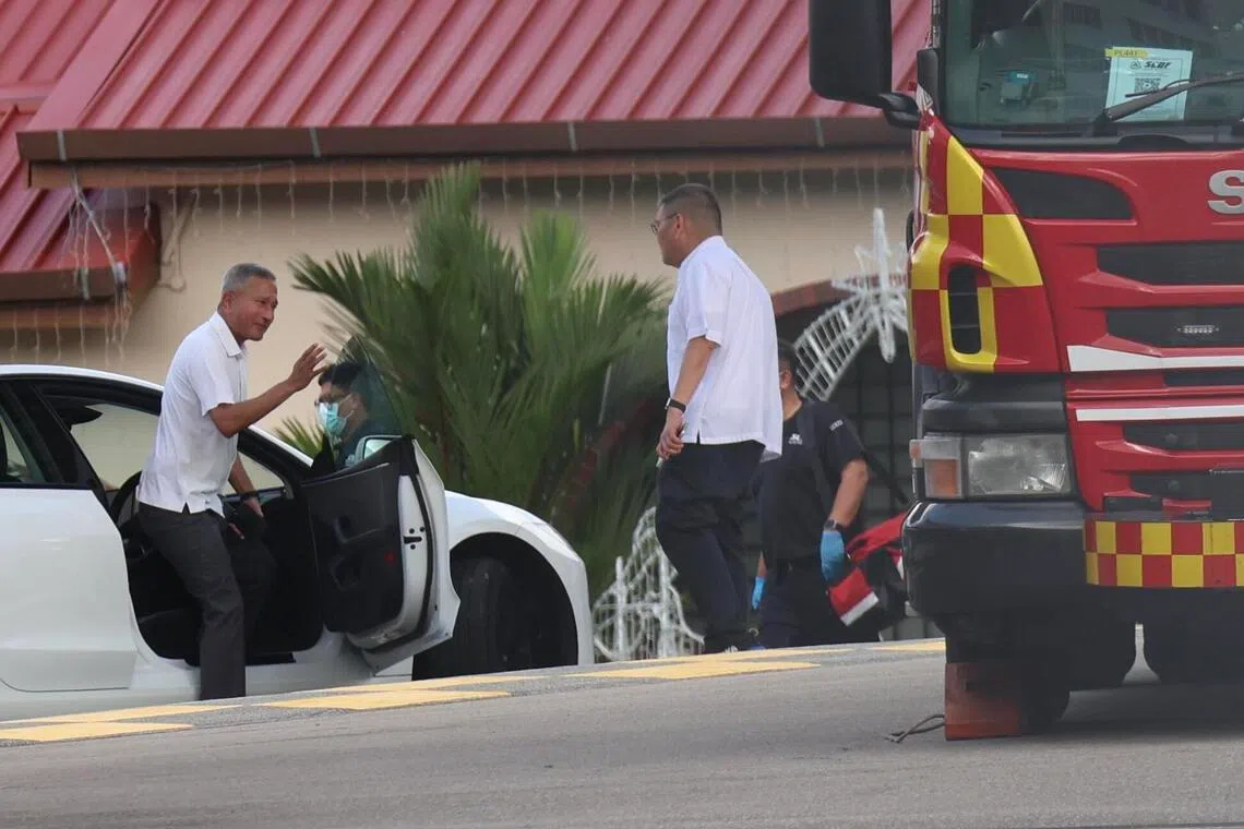 也是荷兰—武吉知马集选区议员的外交部长维文医生（左），在早上10时45分左右到场了解情况。（郑一鸣摄）