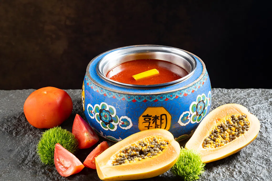 “享月汤皇”的养颜木瓜番茄锅清爽开胃。（餐馆提供）