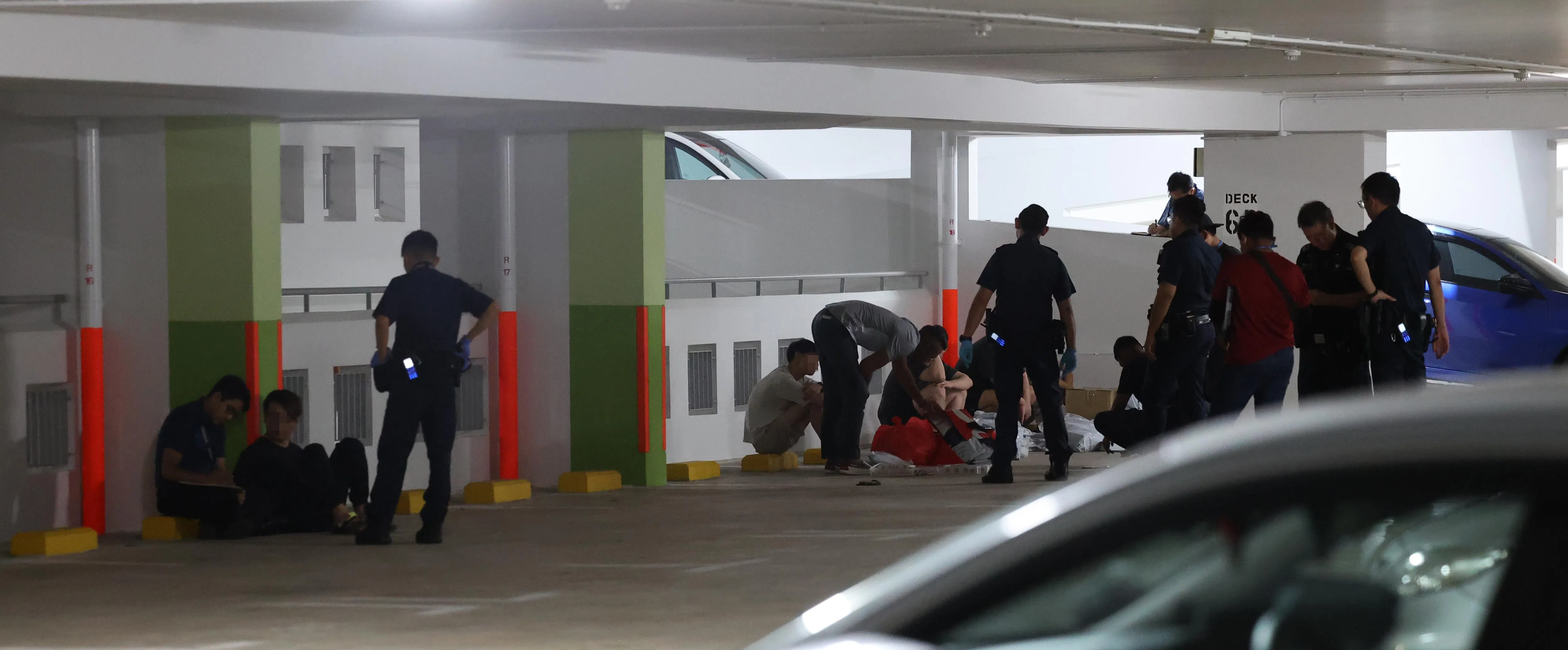 执法人员接到通报，到三巴旺一带蒙特利连路第592座组屋的多层停车场展开突击，逮捕六名涉嫌进行电子烟交易的男子。（档案照片）