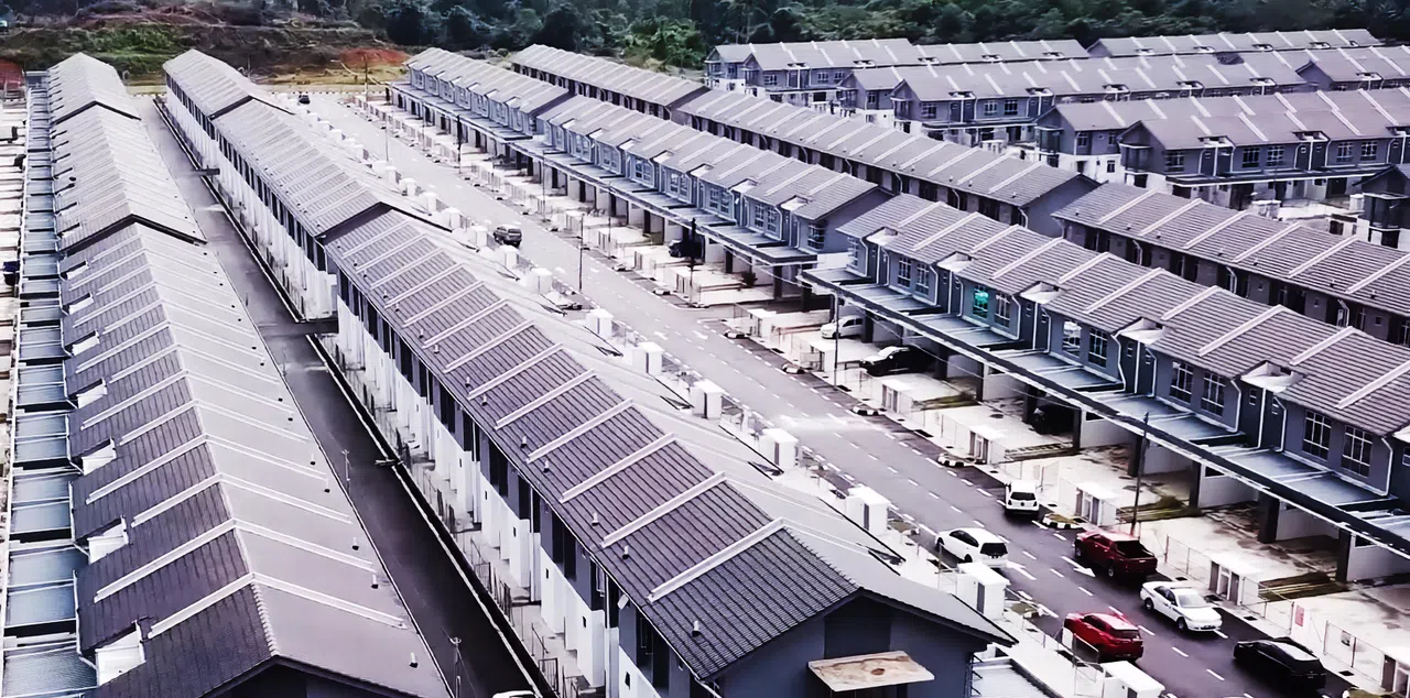 过去两年，柔佛州政府兴建了4278间可负担房屋，减轻民间购房负担。（翁哈菲兹脸书视频截图）