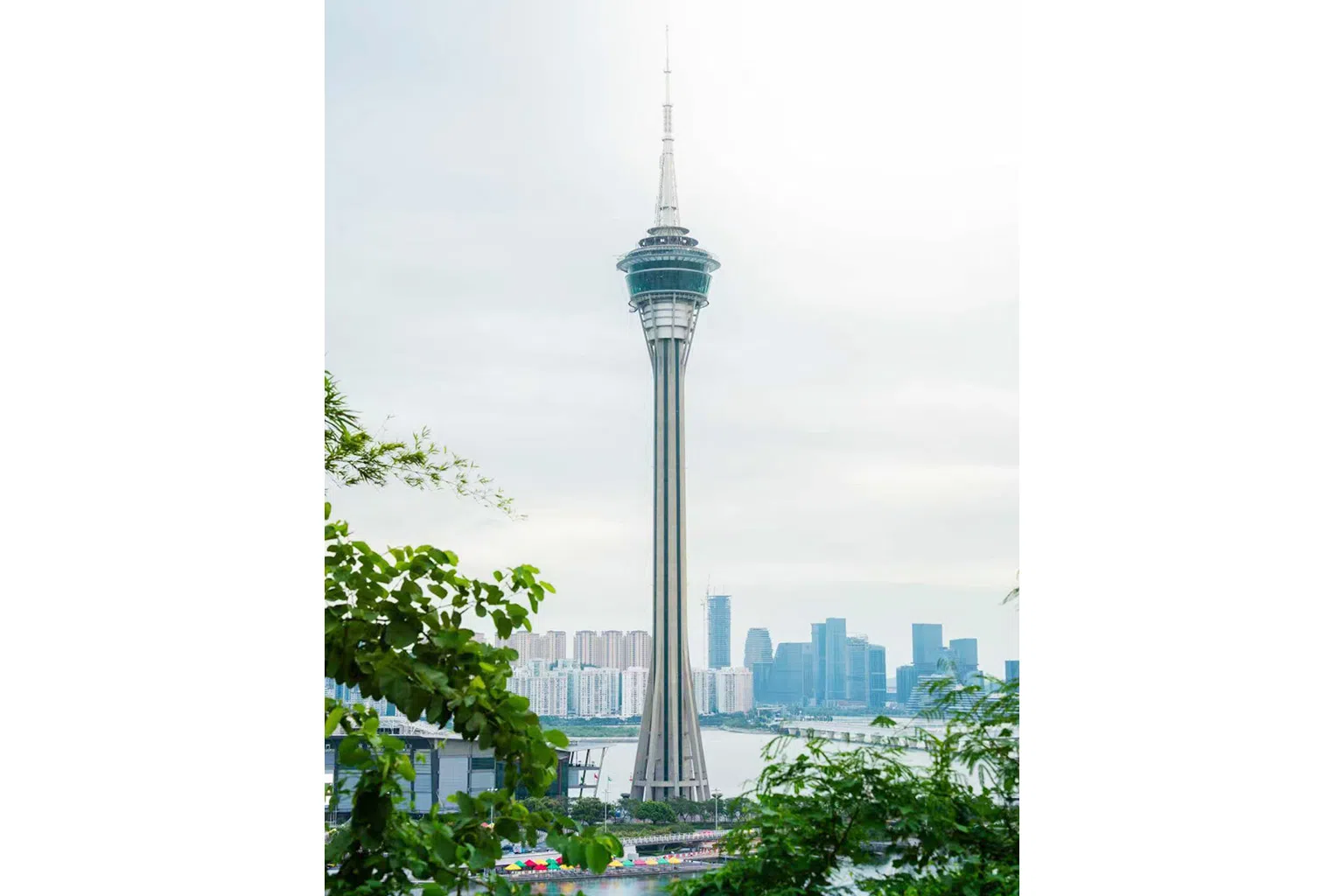 高338米的澳门旅游塔让你俯瞰全城美景，挑战极限高度。（澳门上葡京综合度假村提供）