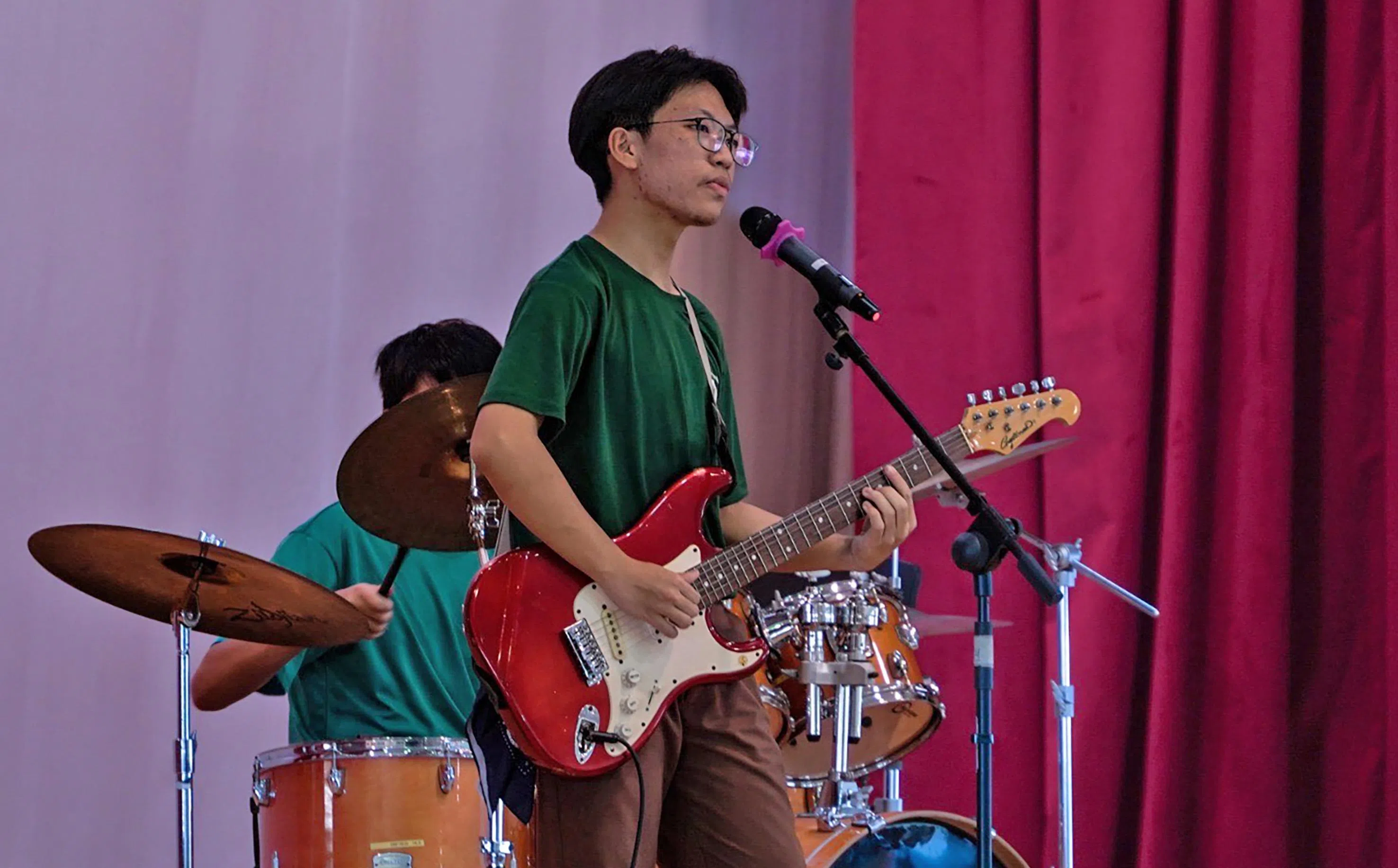 百德中学的吴灌洋对音乐充满热忱，不仅自学多种乐器，还自己写歌。他以普通学术源流考生的身份，报考了O水准的音乐科目。（受访者提供）