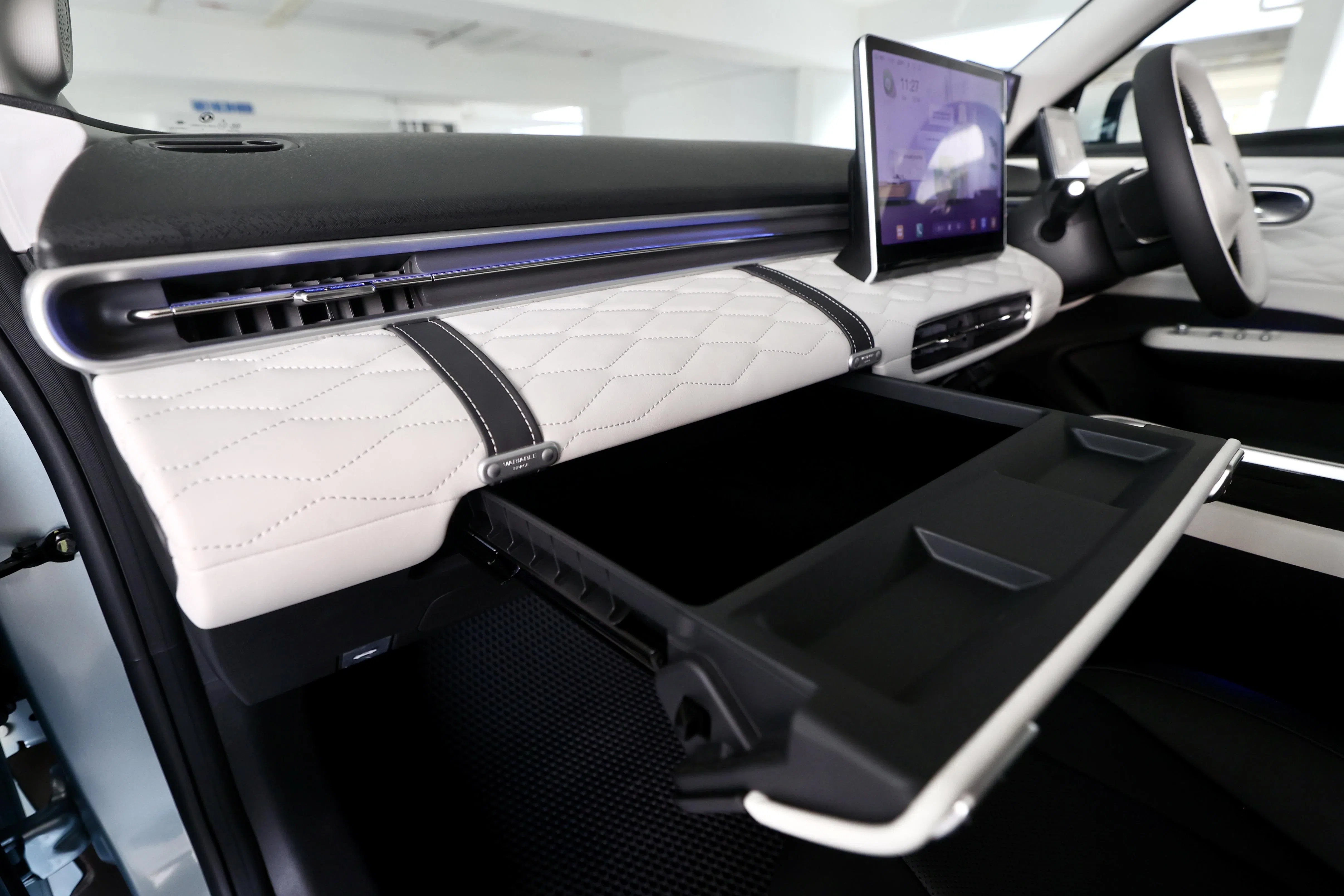 手套箱采用推拉式抽屉设计，方便整齐收纳小物品。（陈斌勤摄）