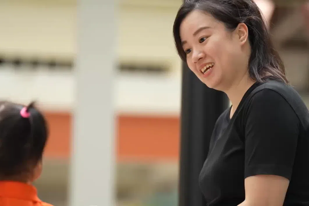 何诗琴与女儿在游乐场玩耍。（视频截图）