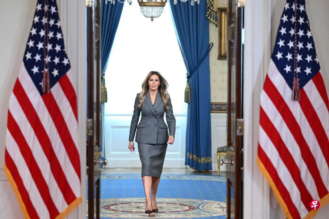 美国第一夫人梅拉尼娅星期四（4月9日）罕见地在白宫镜头前发表讲话，坚决否认自己与爱泼斯坦存在任何关系。 （法新社）