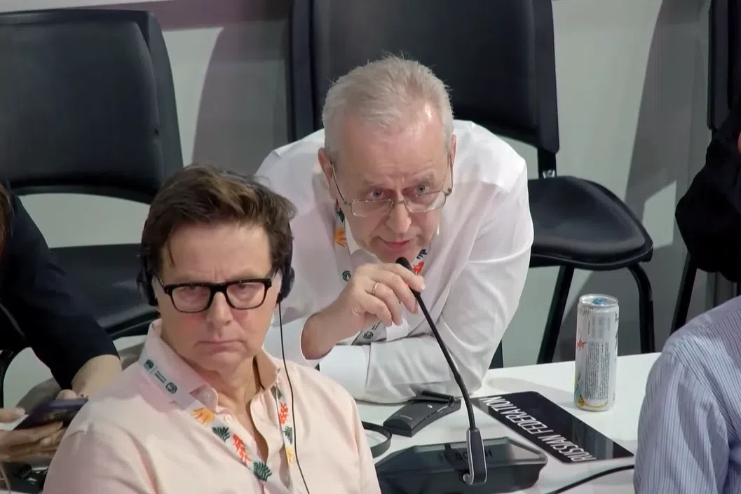 俄罗斯代表（右）在COP30闭幕会议复会时，批评拉丁美洲国家在最后关头才提出反对，并形容它们像“小孩拿糖”，引发拉丁美洲国家不满。（视频截图）