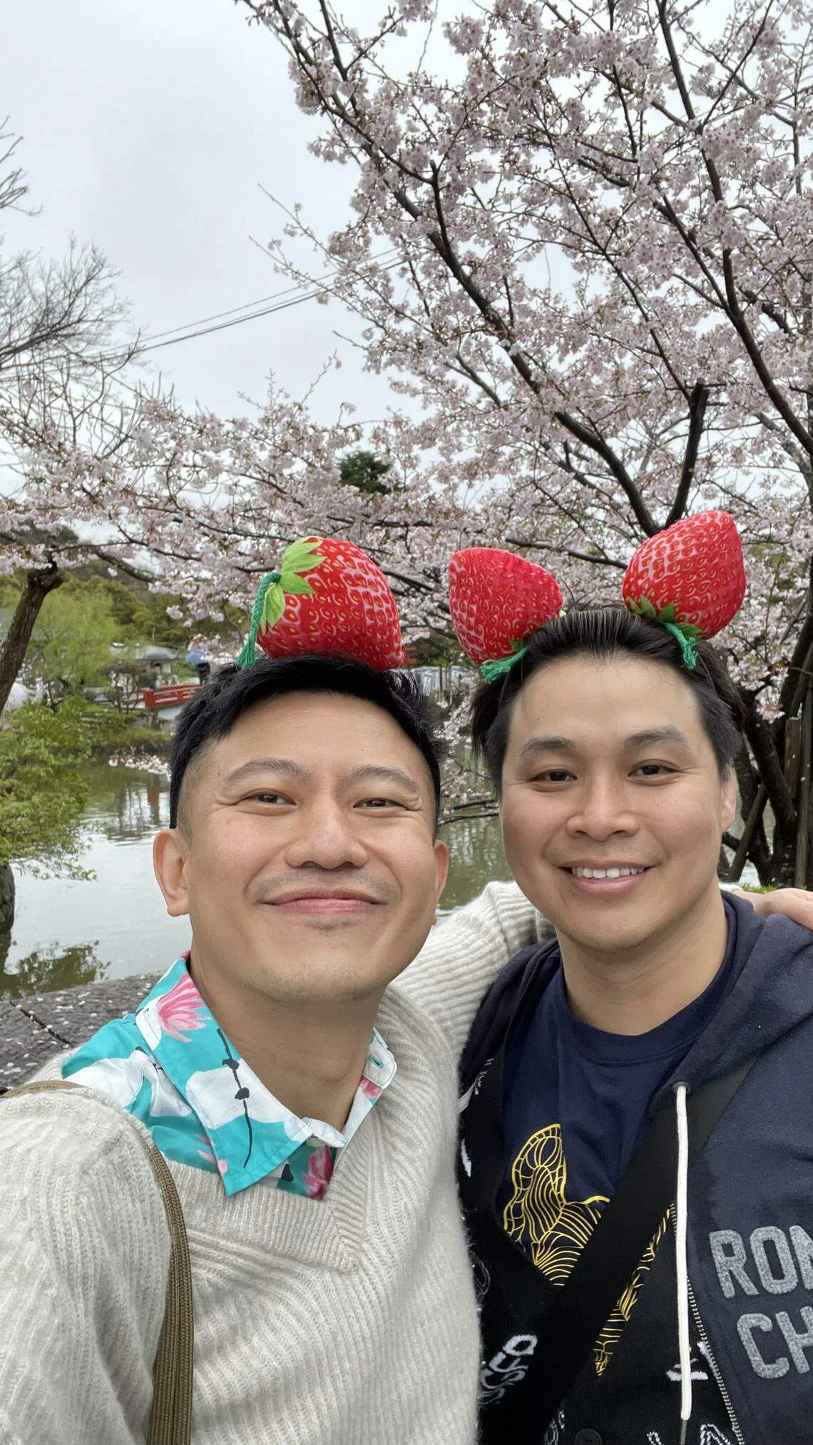Pornsak（左）和江承熹合照，头上的草莓很诱人。（Pornsak提供）