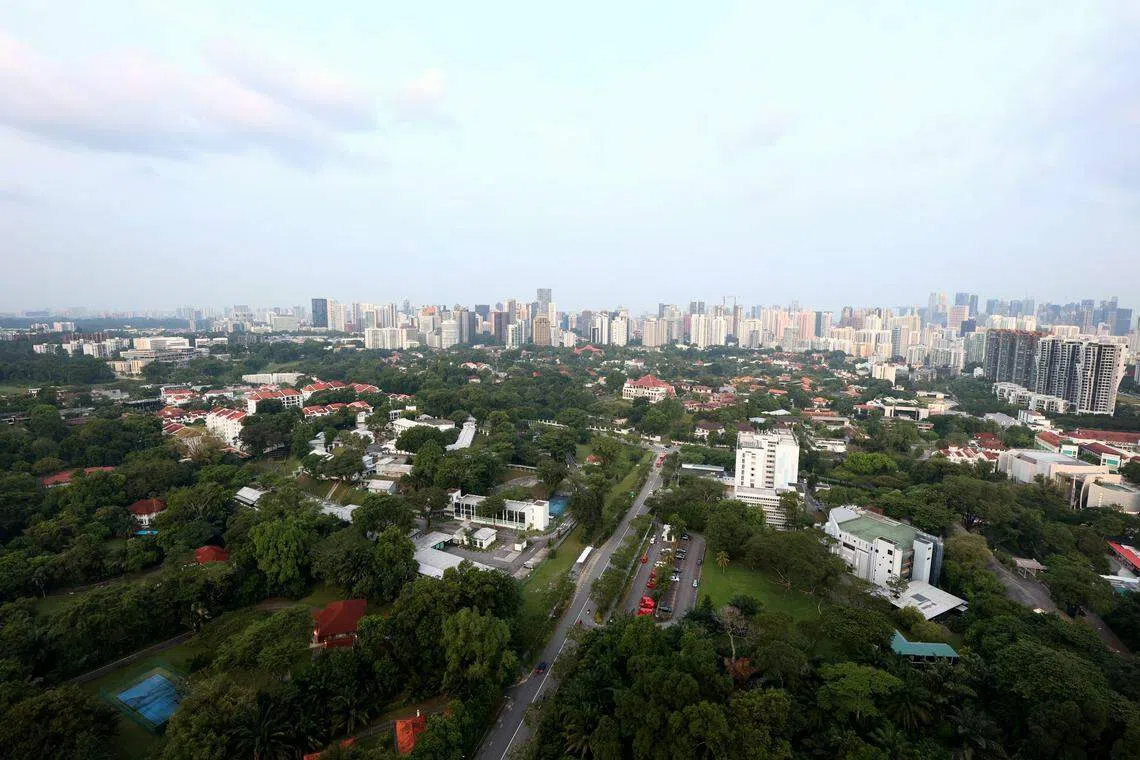 登高望远，从SkyParc第96座组屋的39楼看到的景象，其中有你认得的建筑物吗？（龙国雄摄）