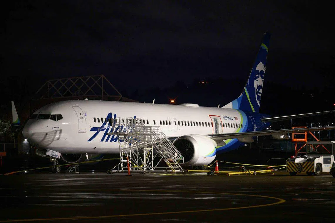阿拉斯加航空旗下一架波音737 MAX 9飞机的一部分，于1月5日在半空中断裂，被迫紧急降落在俄勒冈州波特兰。（法新社）