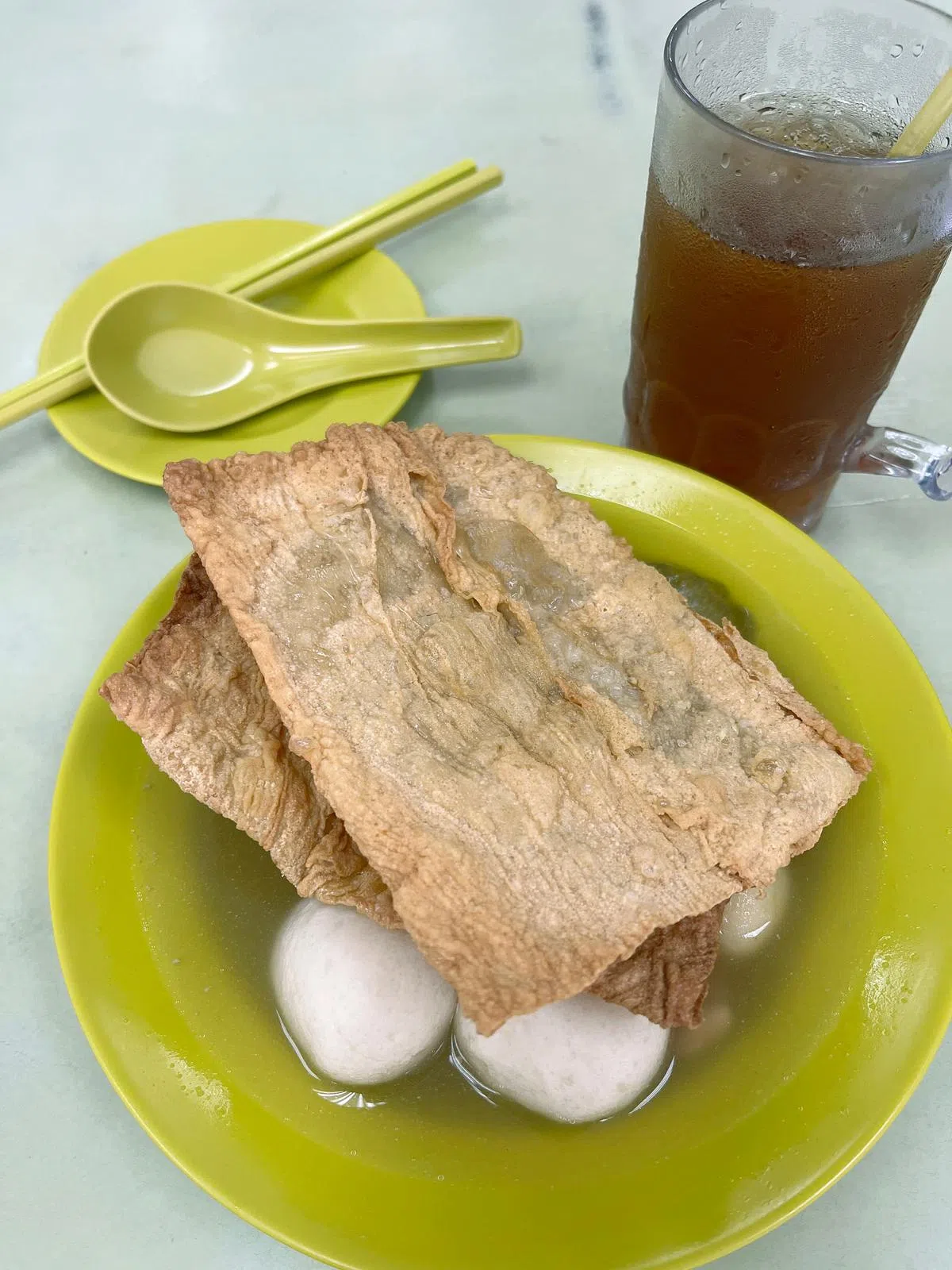 食客吴先生表示，最喜欢吃店里的豆皮。他一次可以吃上6片。