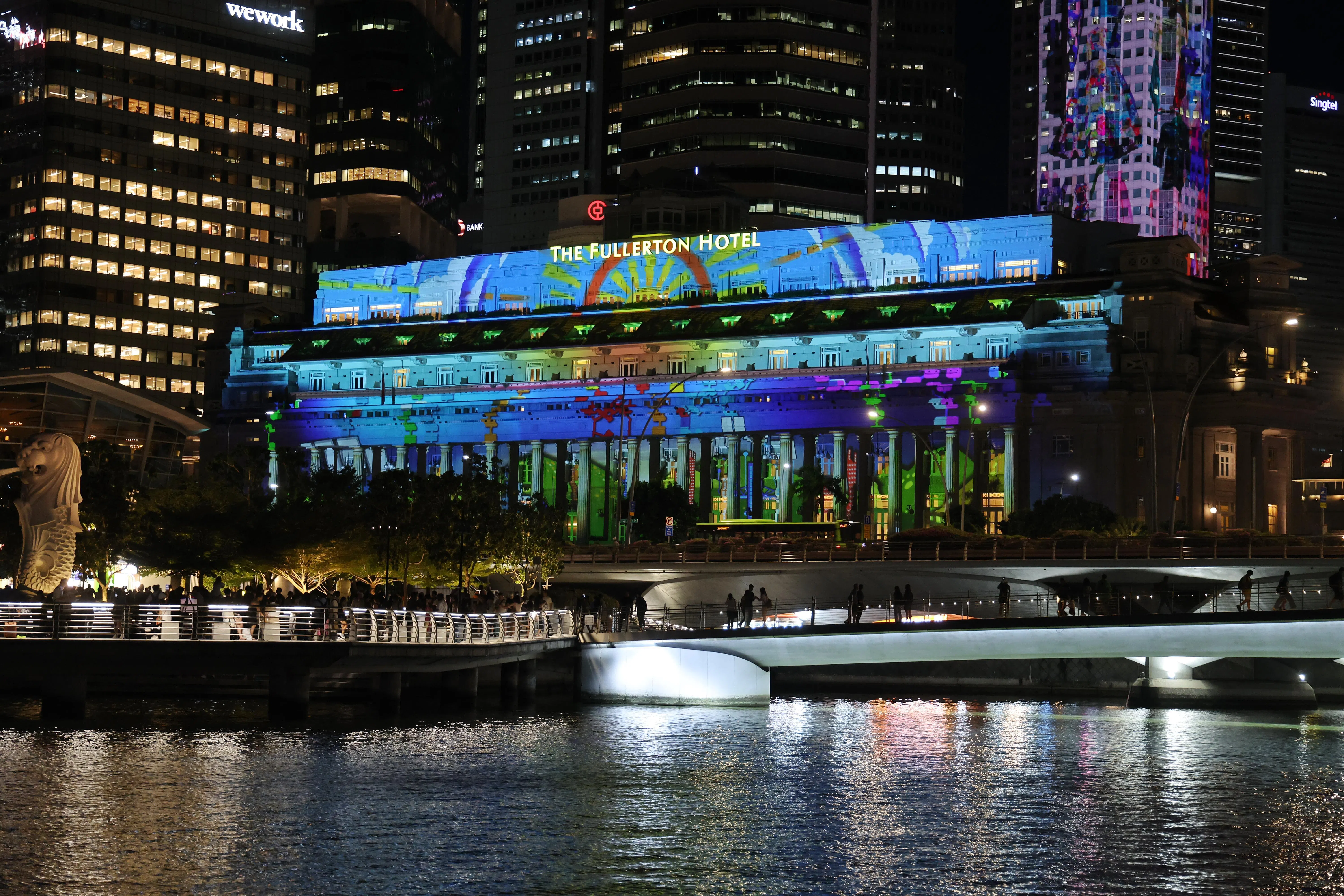 张晋玮透过交织新加坡过去与当下的画面，呈现这座城市从小岛走向发展的历程，强调韧性、进步，以及不忘来时路的精神。（唐家鸿摄）