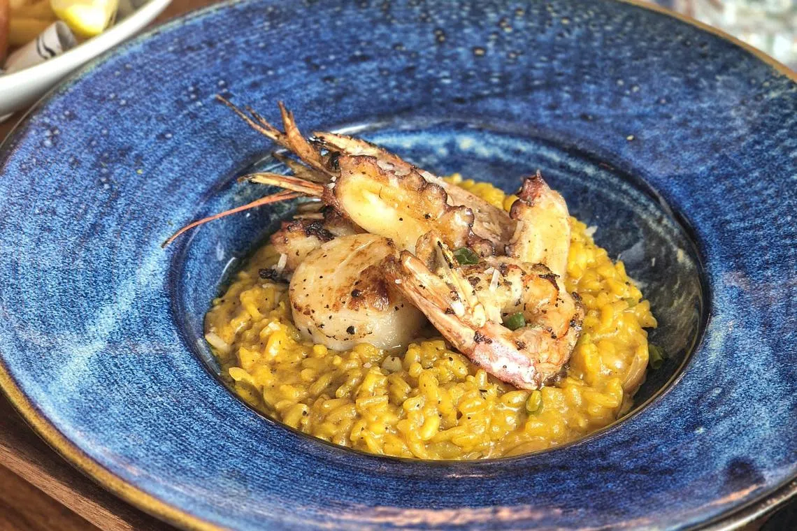 圣淘沙餐馆的新品藏红花海鲜烩饭。（陈爱薇摄）