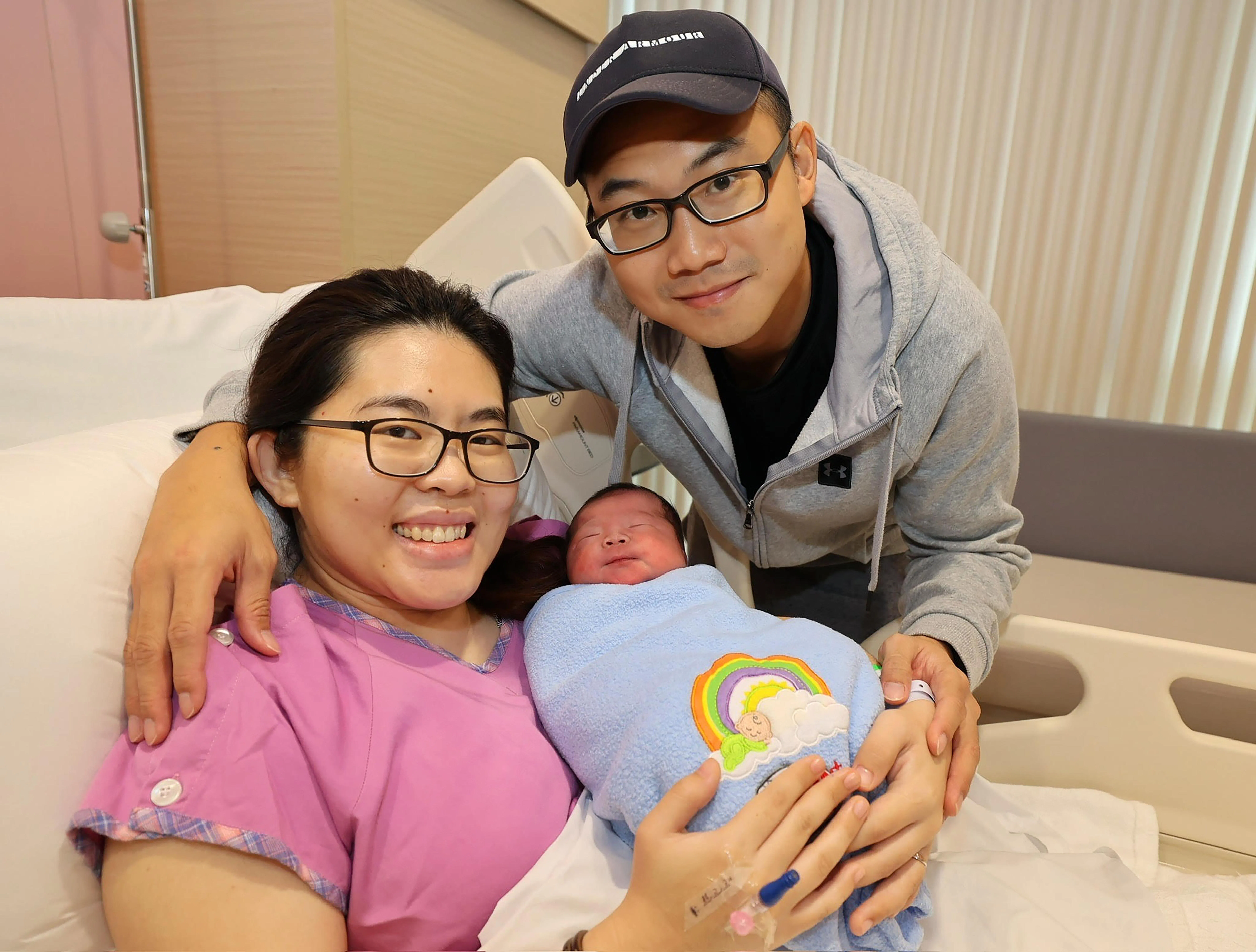 新手父母梁依婷（左）和曾庆鹏（右）在闰日喜迎宝宝的到来，他们说不会四年才为儿子庆生一次，一定要年年庆祝。（萧紫薇摄）