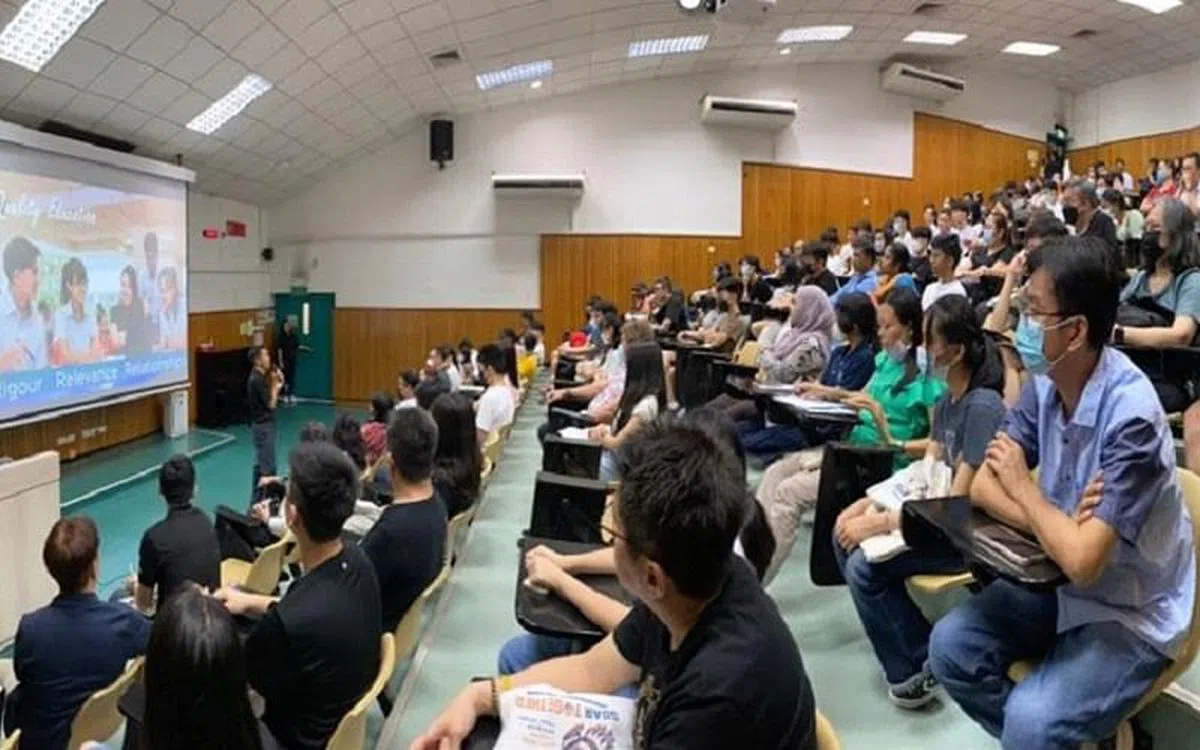 新任院长王有成的演讲和问与答环节吸引大批学生和家长入座聆听。（安德逊实龙岗初院提供）