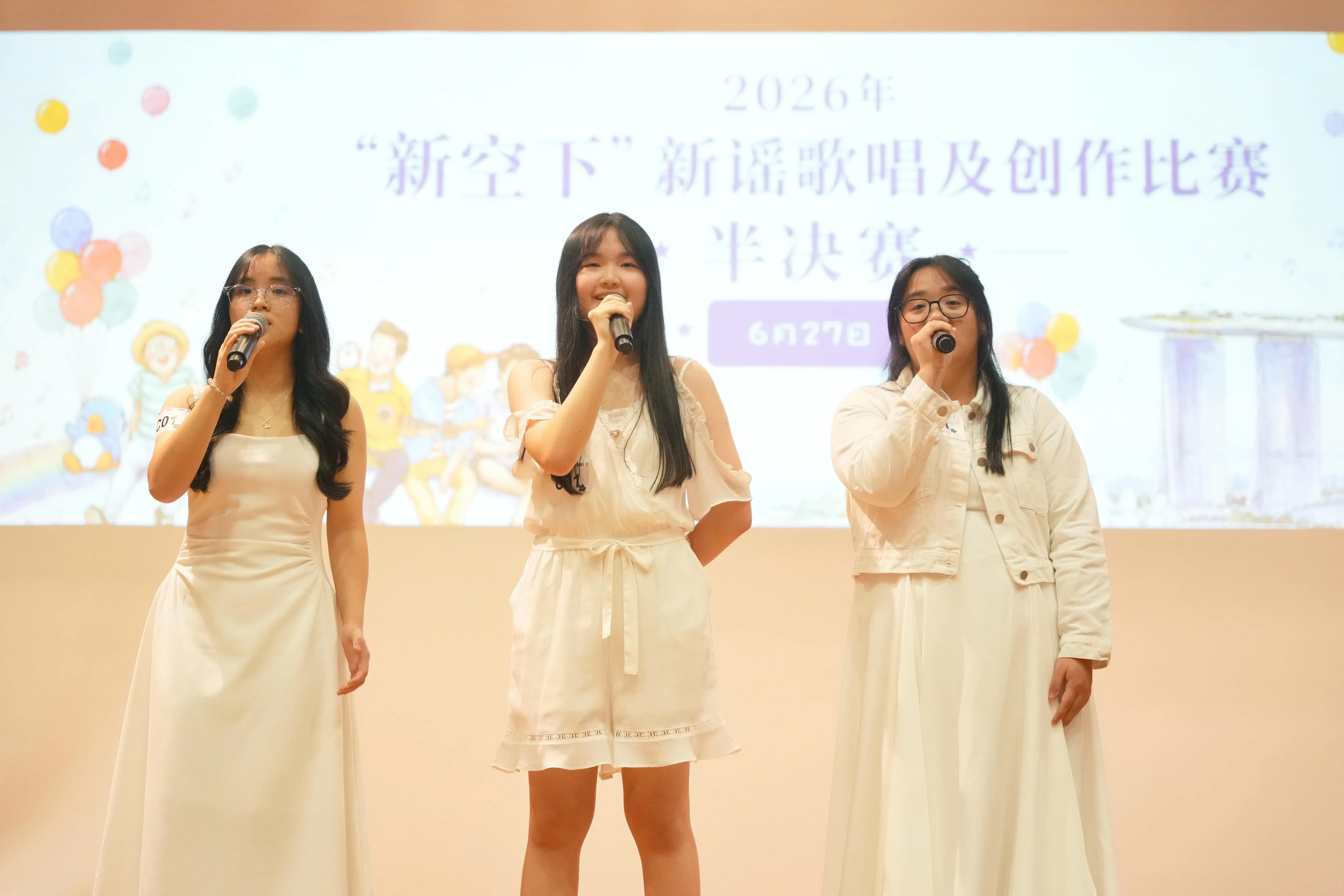 罗菀倪（左起）、郑宁和杨馨慧“盛装出席”半决赛，在音响设备故障时沉着应变。（谢智扬摄）