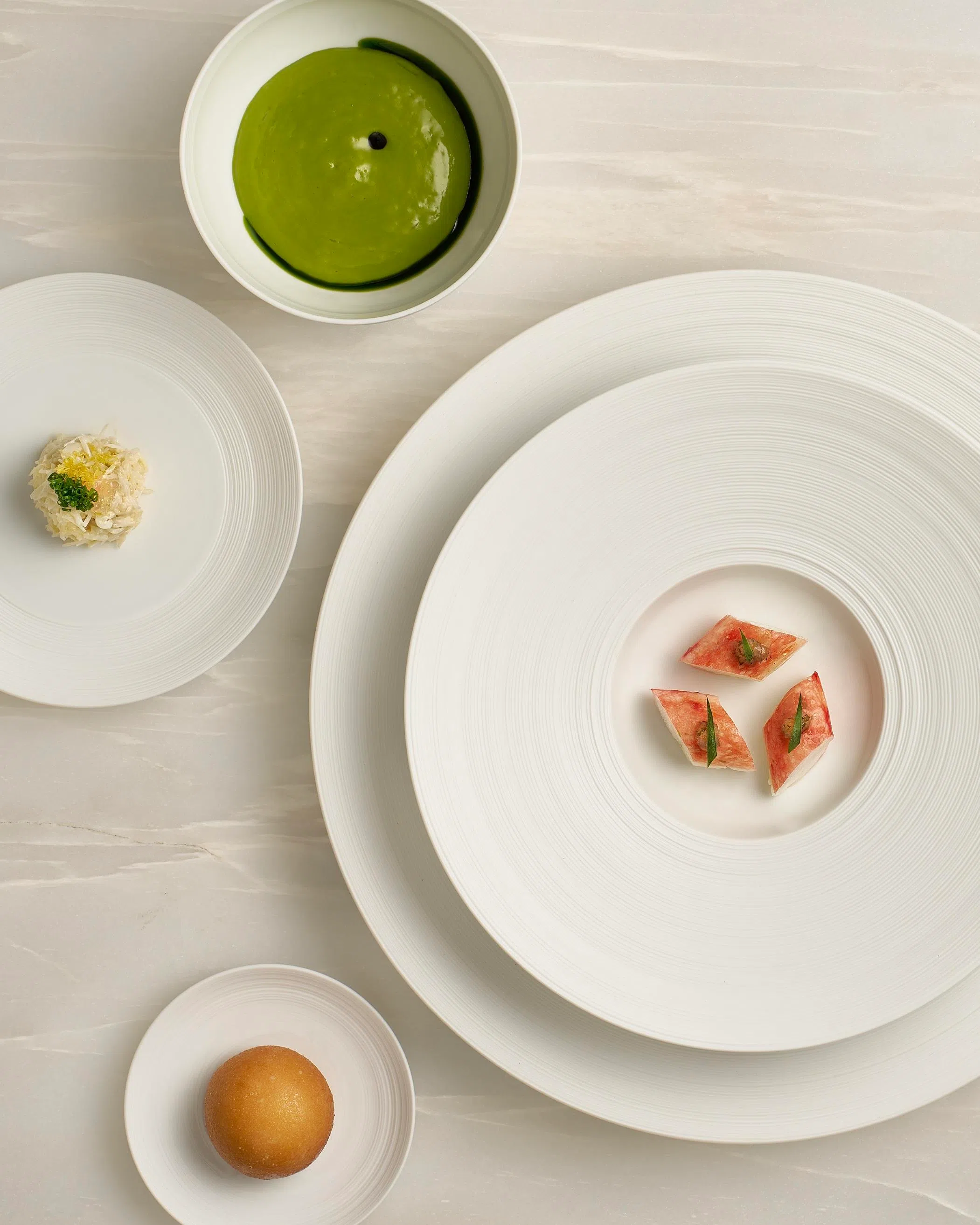 挪威帝王蟹除了搭配法式酱料，还有一款辣椒蟹包，向新加坡经典美食致意。                   （餐馆提供）